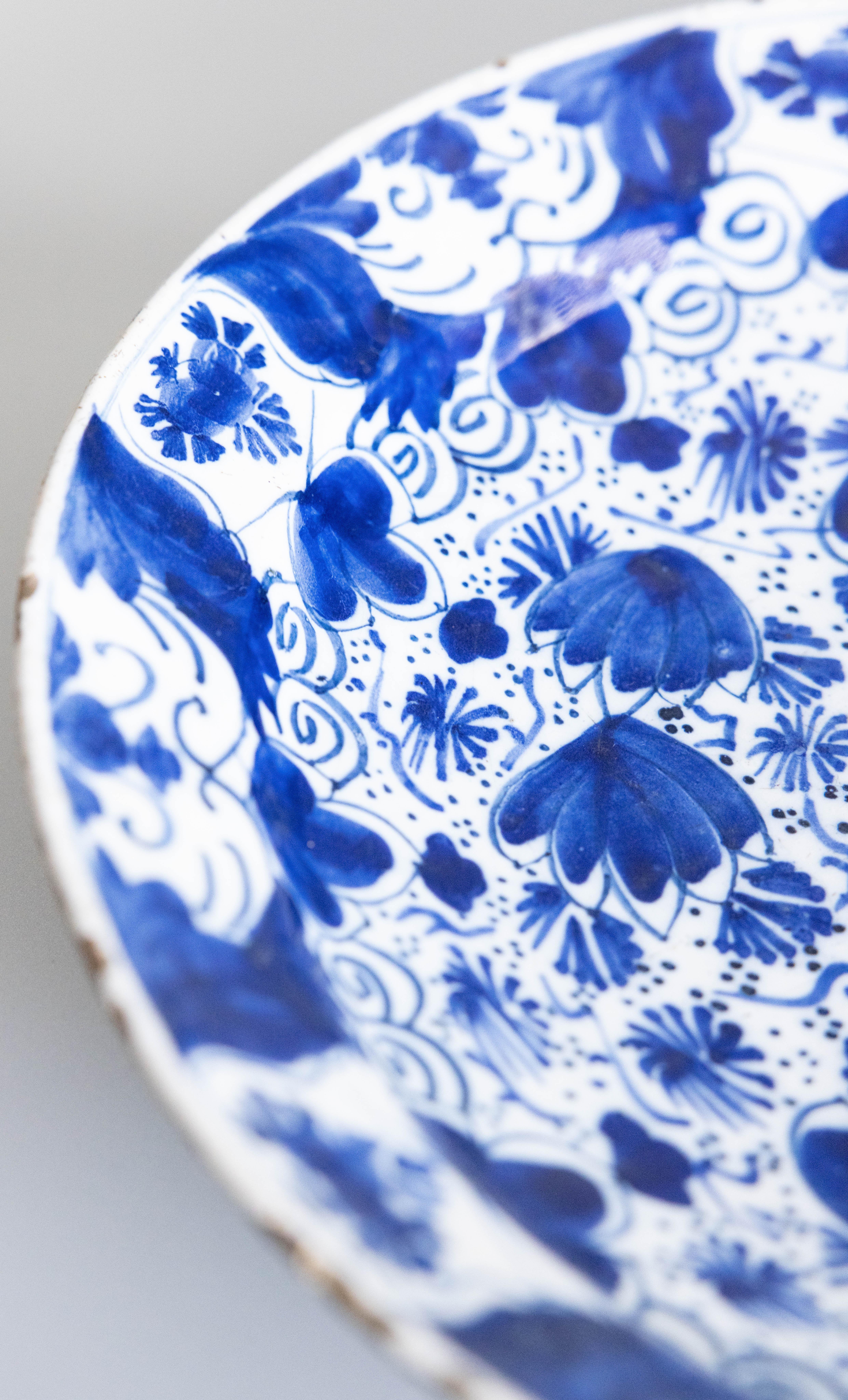 Cargador de Delft con motivos florales del siglo XVIII Al fuego en venta