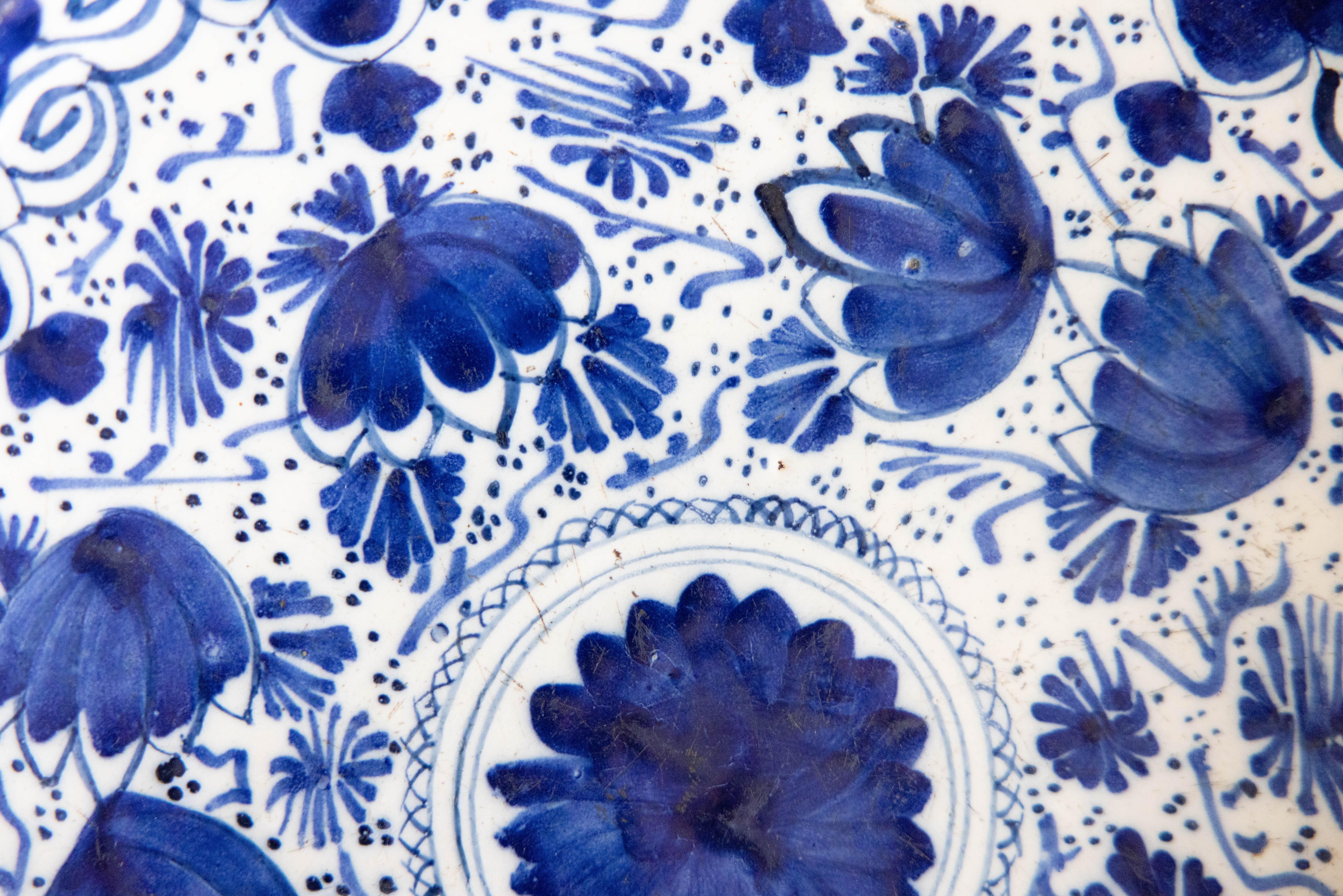 Cargador de Delft con motivos florales del siglo XVIII siglo XVIII y antes en venta
