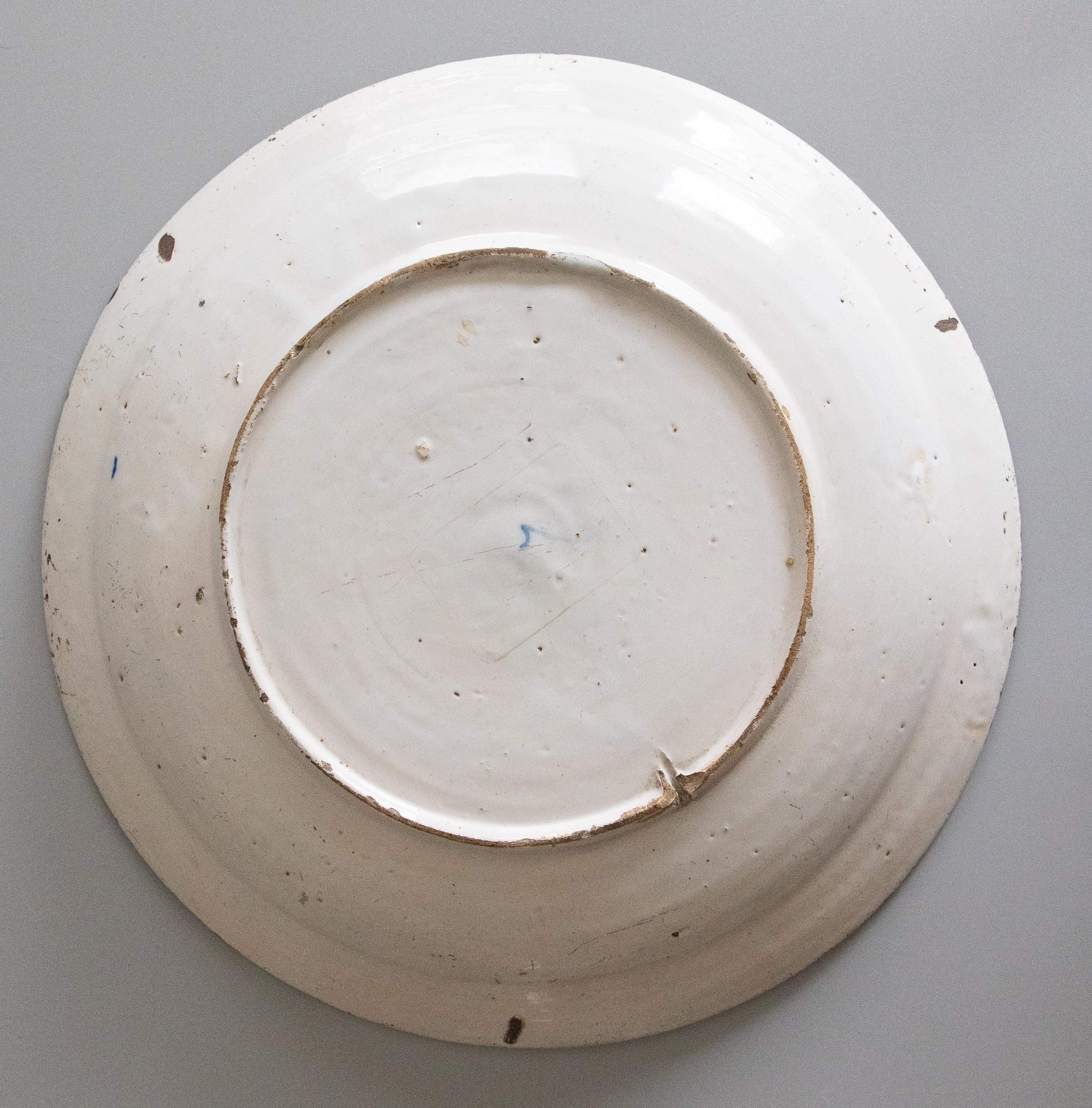 Cargador de Delft con motivos florales del siglo XVIII Cerámico en venta