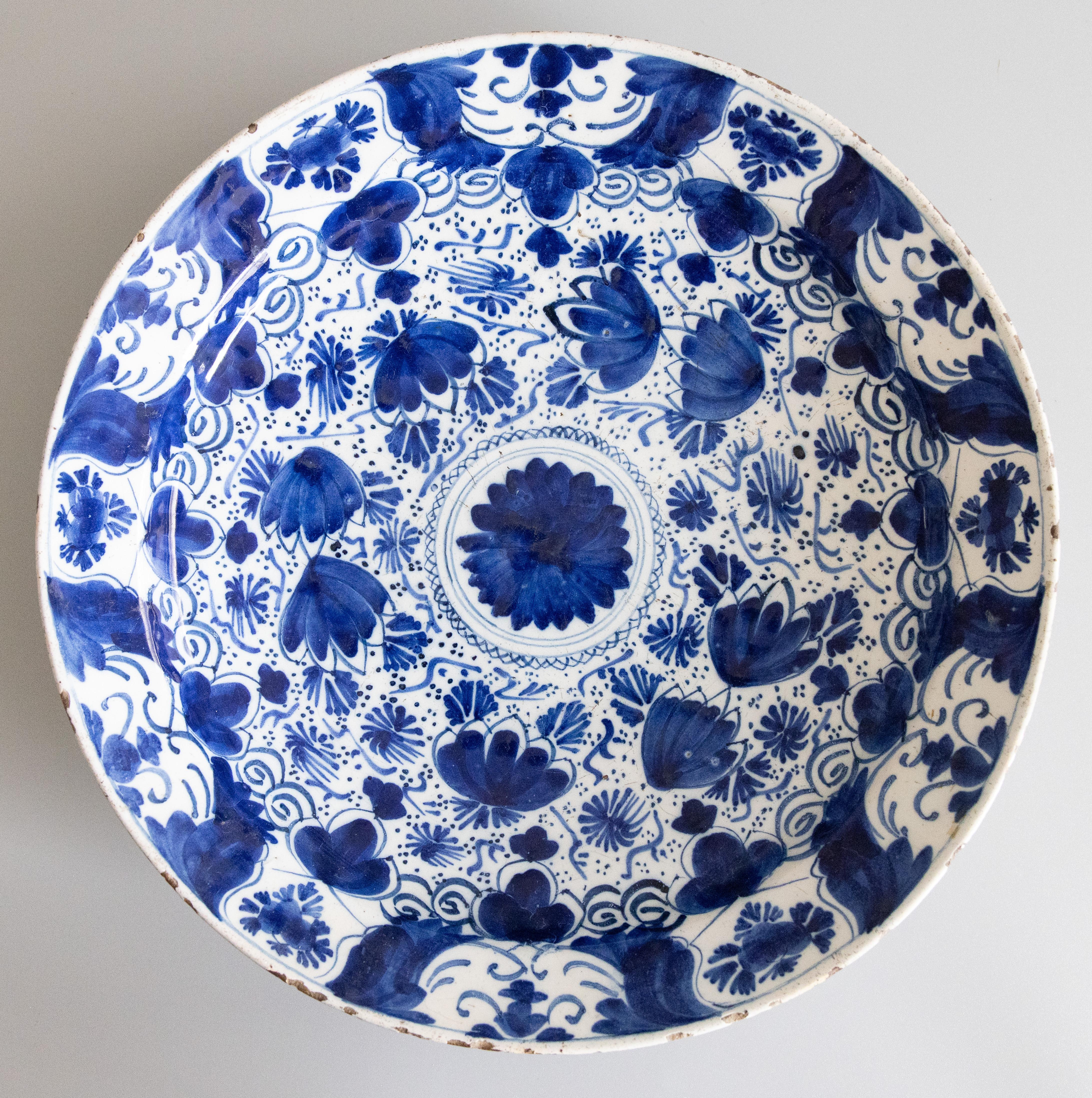 Cargador de Delft con motivos florales del siglo XVIII en venta 2