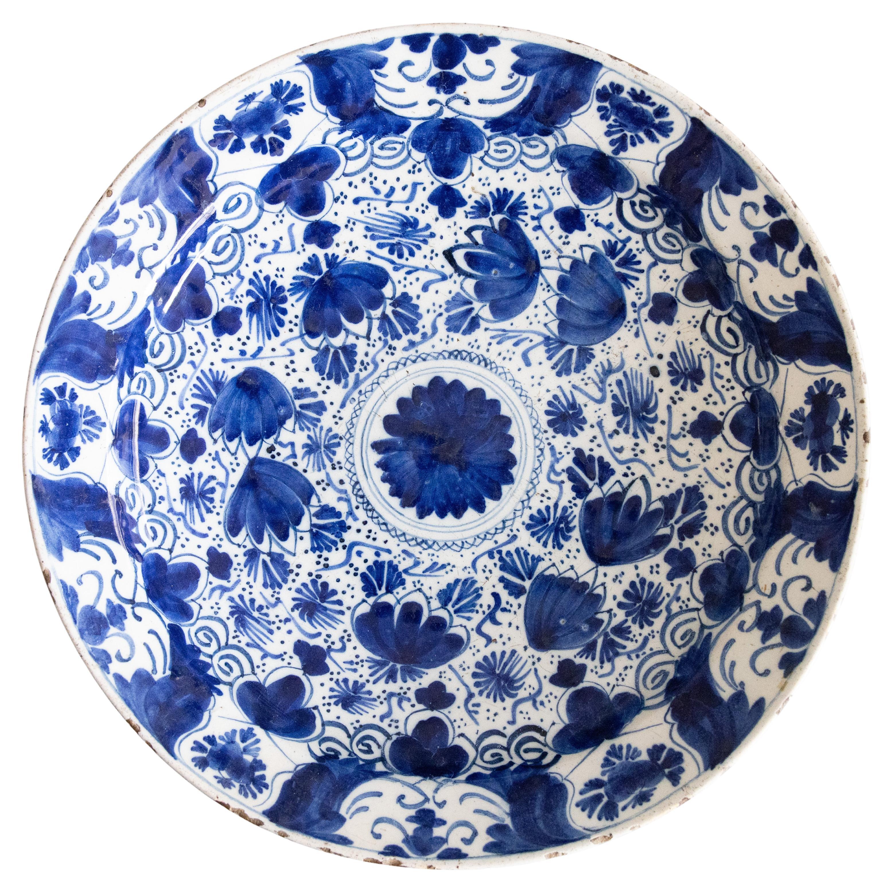 Cargador de Delft con motivos florales del siglo XVIII en venta