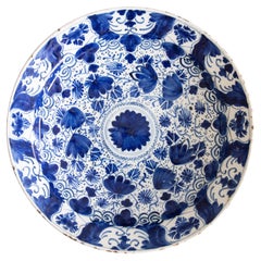 Cargador de Delft con motivos florales del siglo XVIII