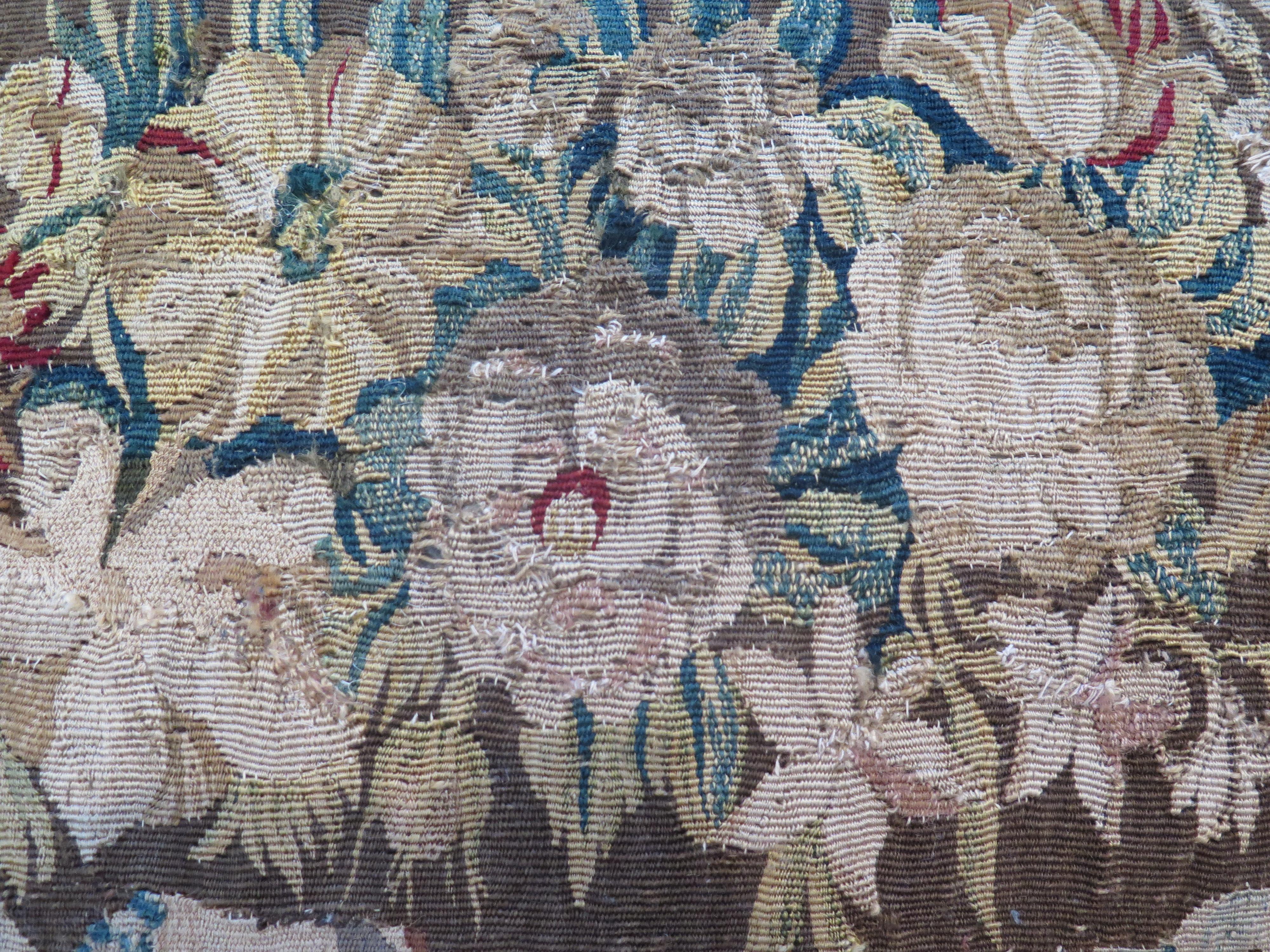 Dies ist ein Schumacher Seidensamt Kissen mit einer schönen antiken floralen Wandteppich Stück Rahmen mit Französisch Galon. Mit Daunenfüllung.