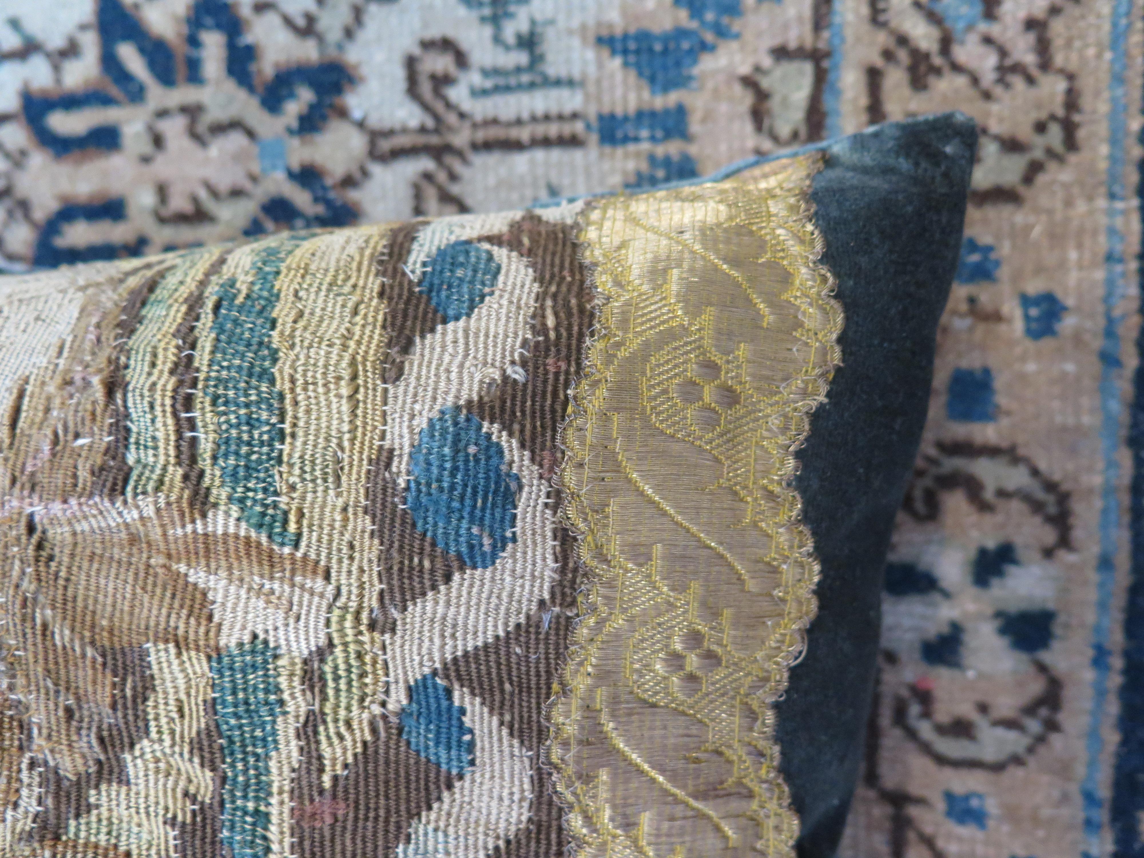 18. Jahrhundert Floral Tapestry Fragment Kissen (18. Jahrhundert und früher)