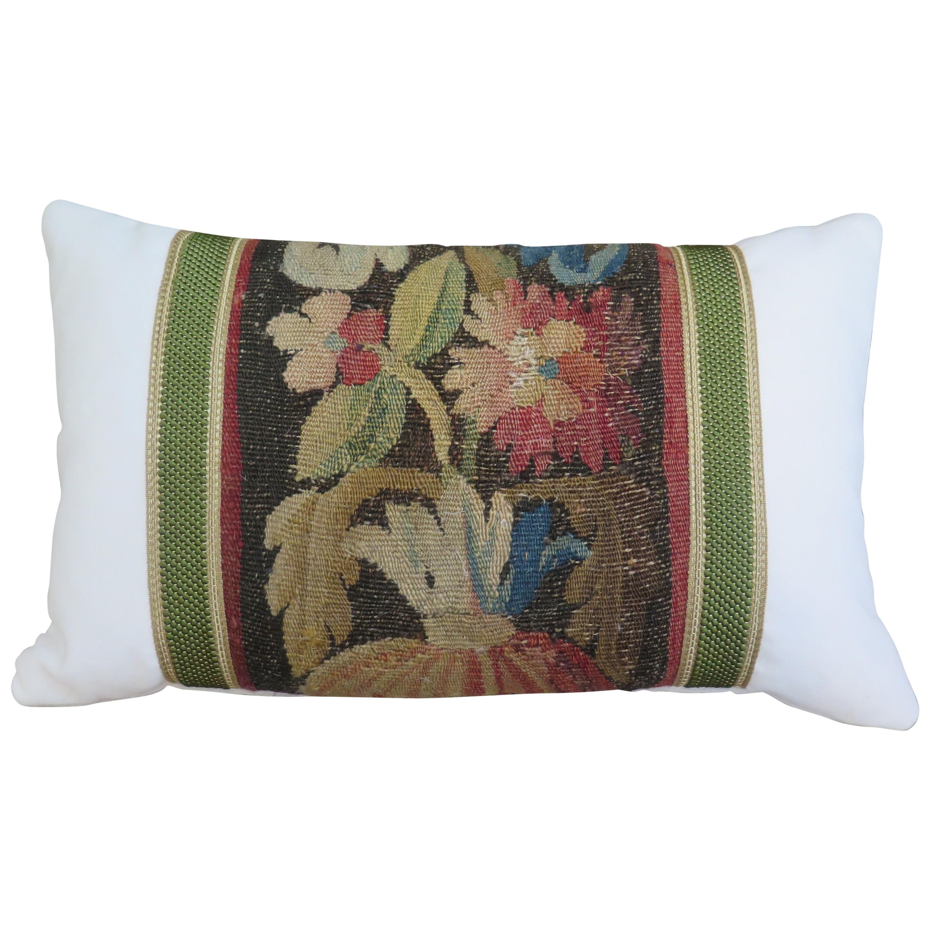 Coussin de fragment de tapisserie florale du 18e siècle de Maison Maison Maison en vente