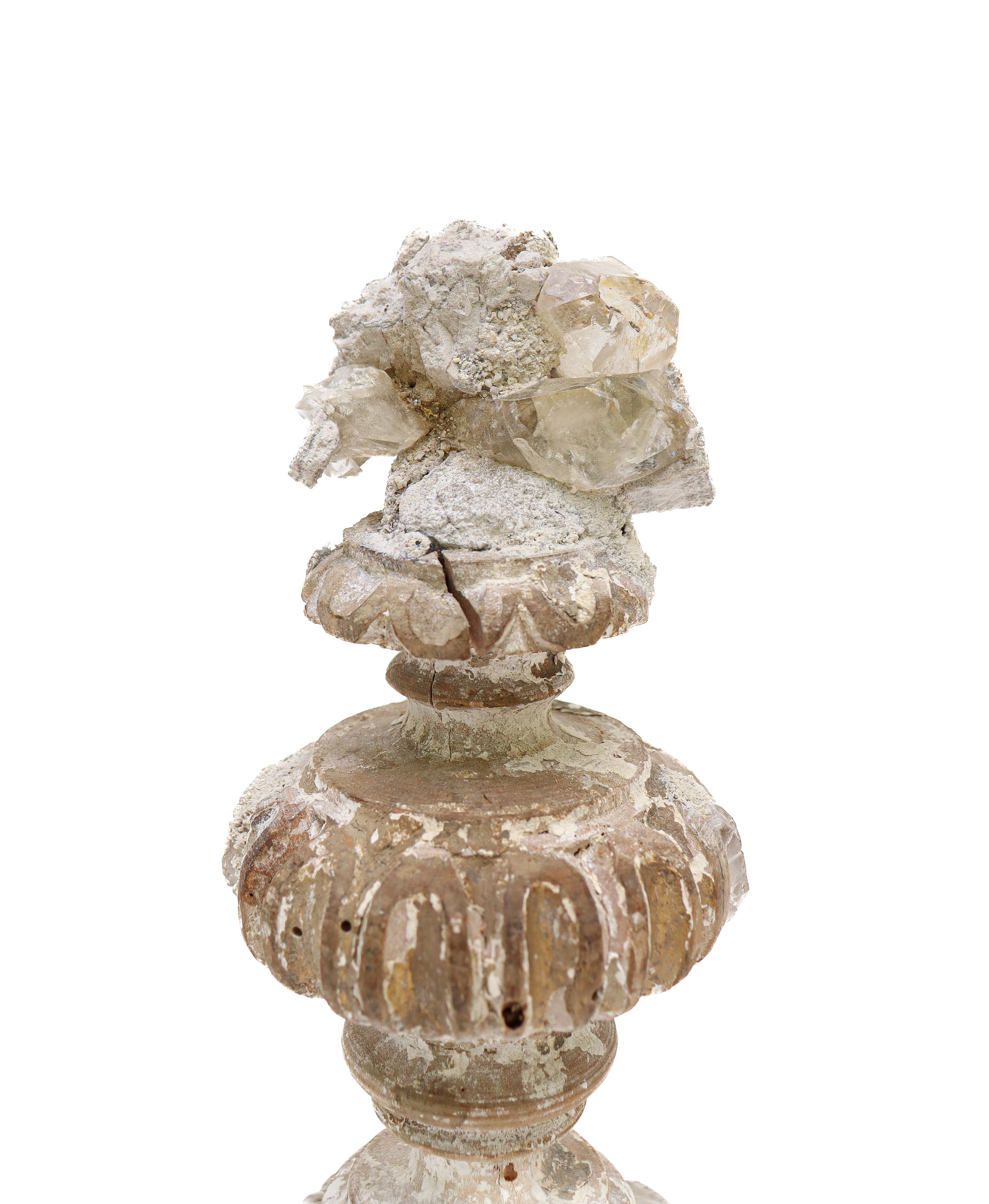 Rococo « Fragment de fleurs » du 18e siècle avec un grappe de cristal de Calcite sur Bobeche en vente