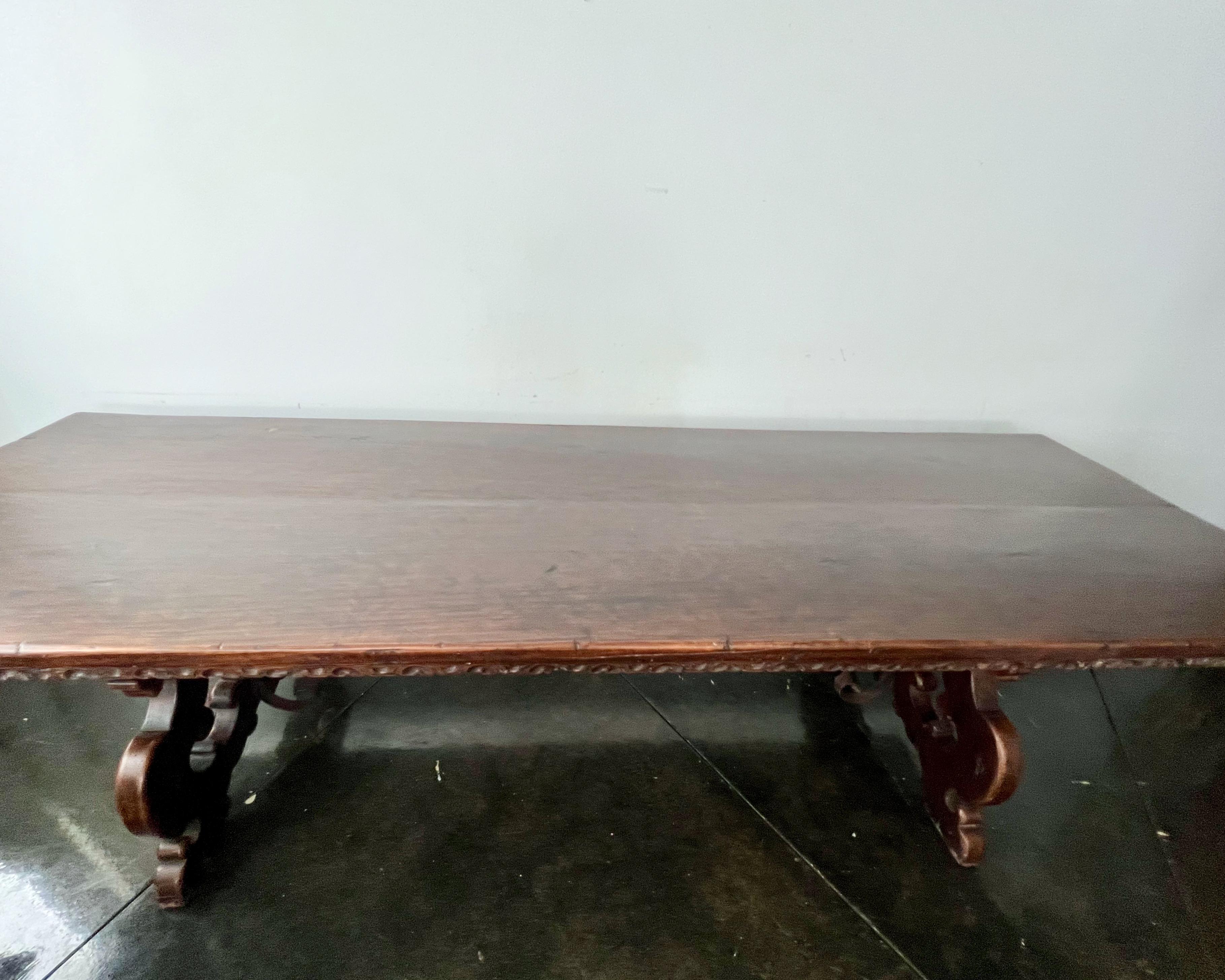 Table de salle à manger en noyer italien Florentine du XVIIIe siècle avec traverse en fer en vente 1