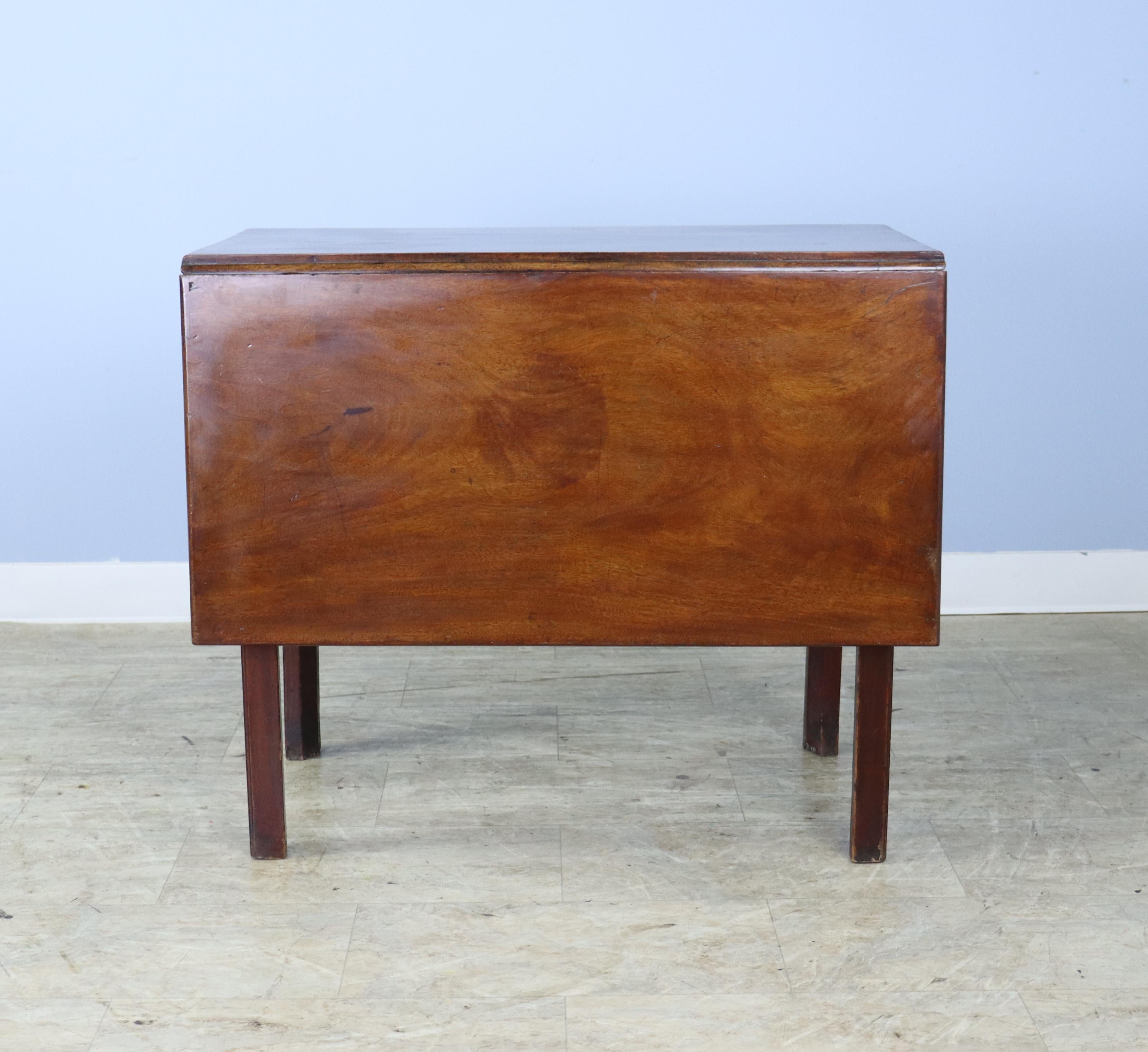 18th Century Folding Georgian Tea Table with Dentil Molding For Sale 2