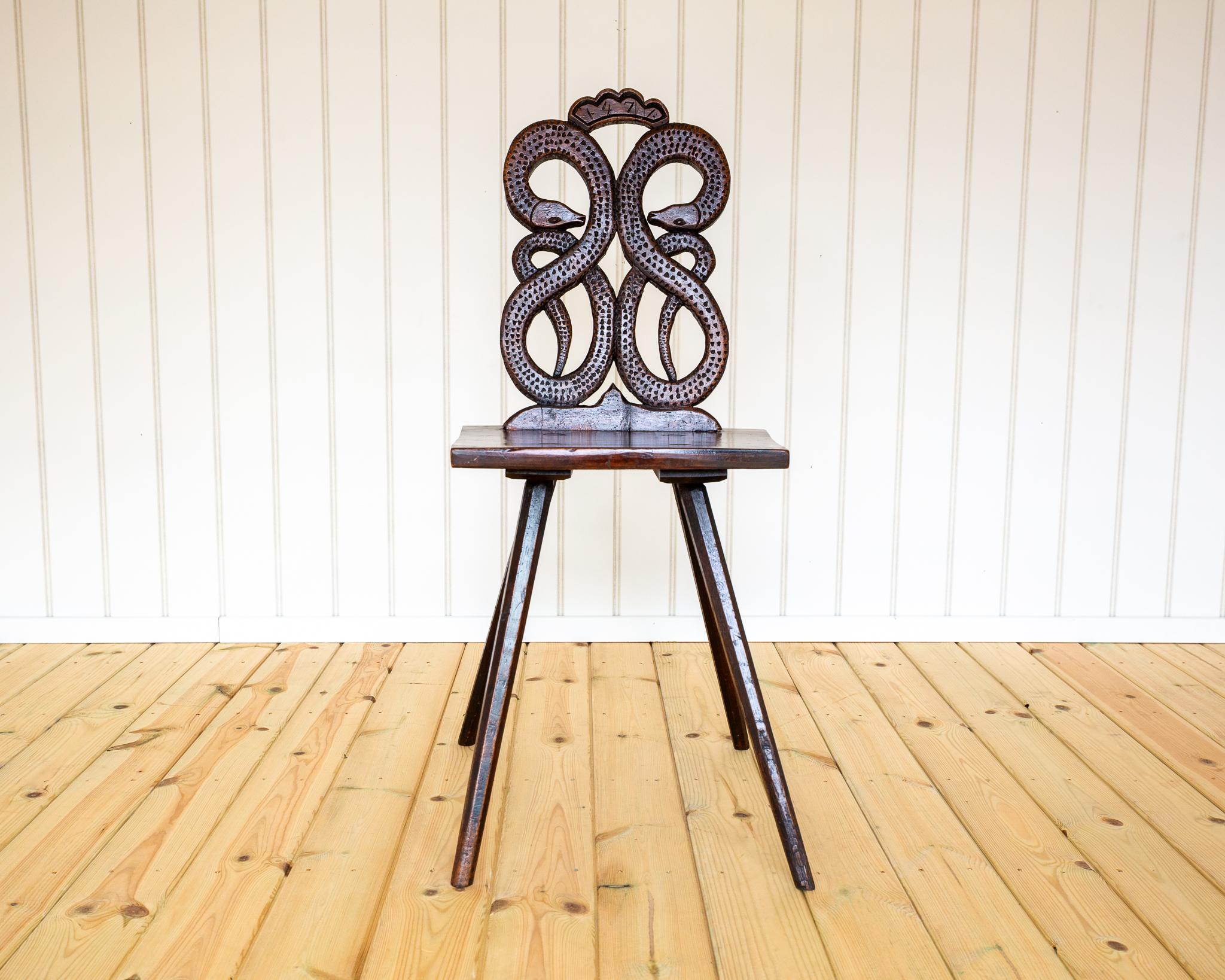 Chaise d'appoint du 18ème siècle Art Carved Alpine Alsacienne Tyrolienne Sgabello en vente 4