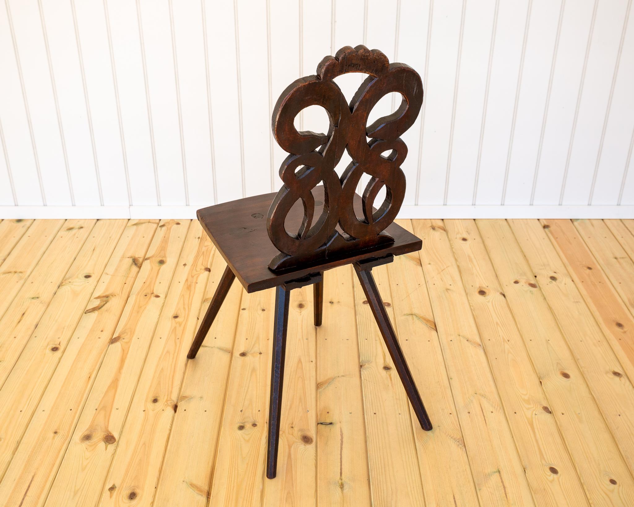Chaise d'appoint du 18ème siècle Art Carved Alpine Alsacienne Tyrolienne Sgabello en vente 6