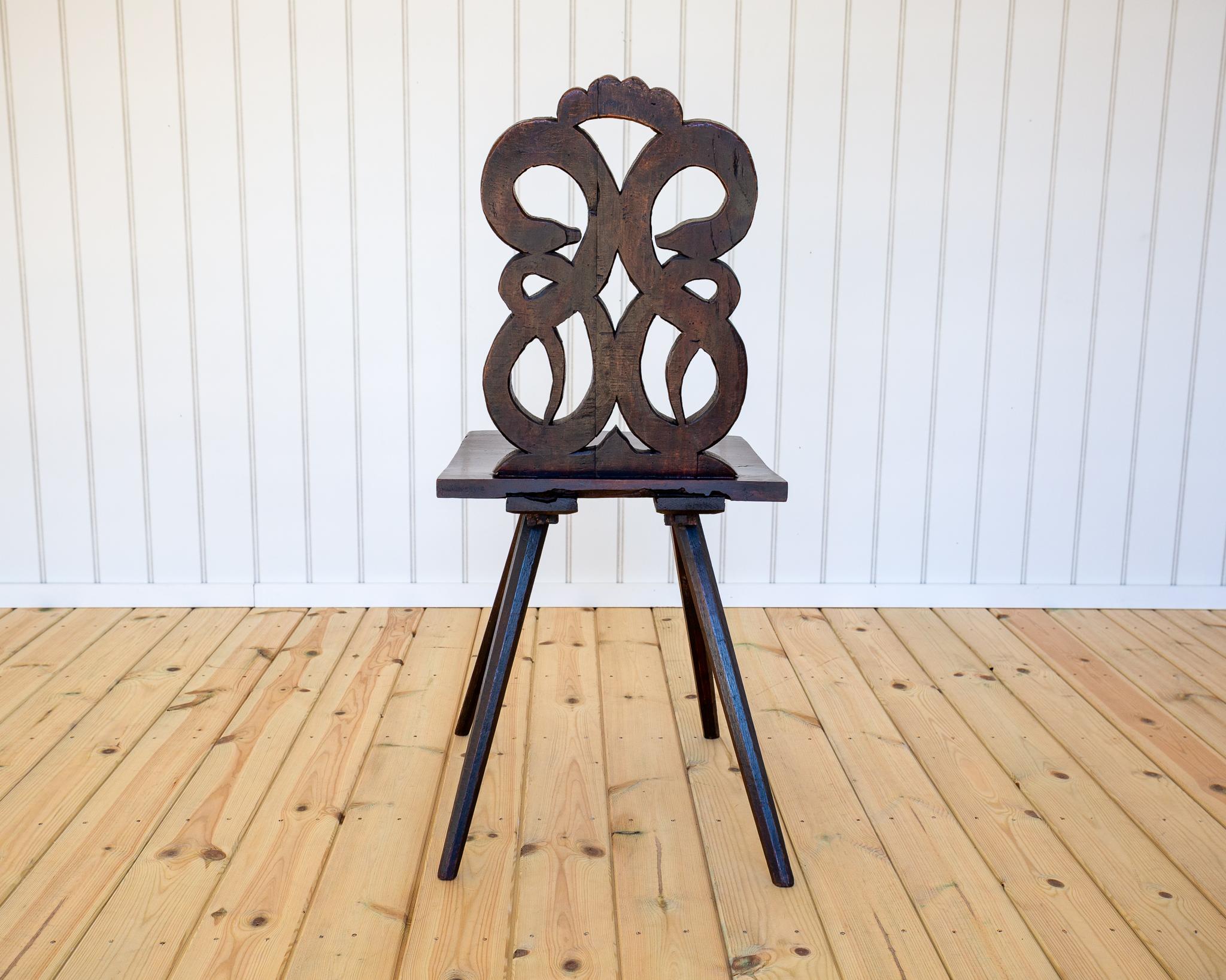 Chaise d'appoint du 18ème siècle Art Carved Alpine Alsacienne Tyrolienne Sgabello en vente 10