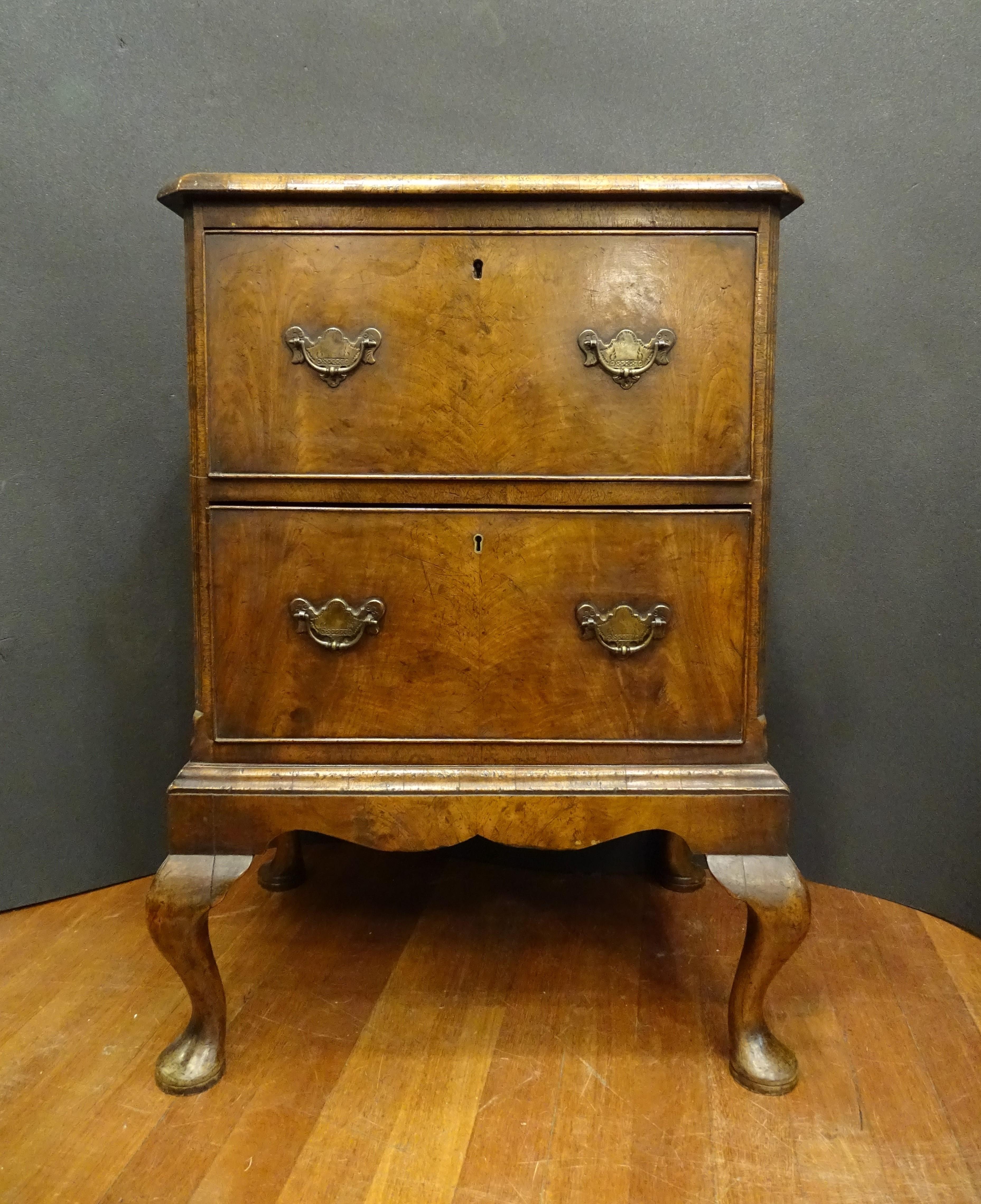 Amazing little  Lowboy , 18 th century , Jorge III, England. The low-boy is a small chest of drawers, with long legs in one piece. It has two registers on the front, with the original metal handles of the time. Over flown and with galveated