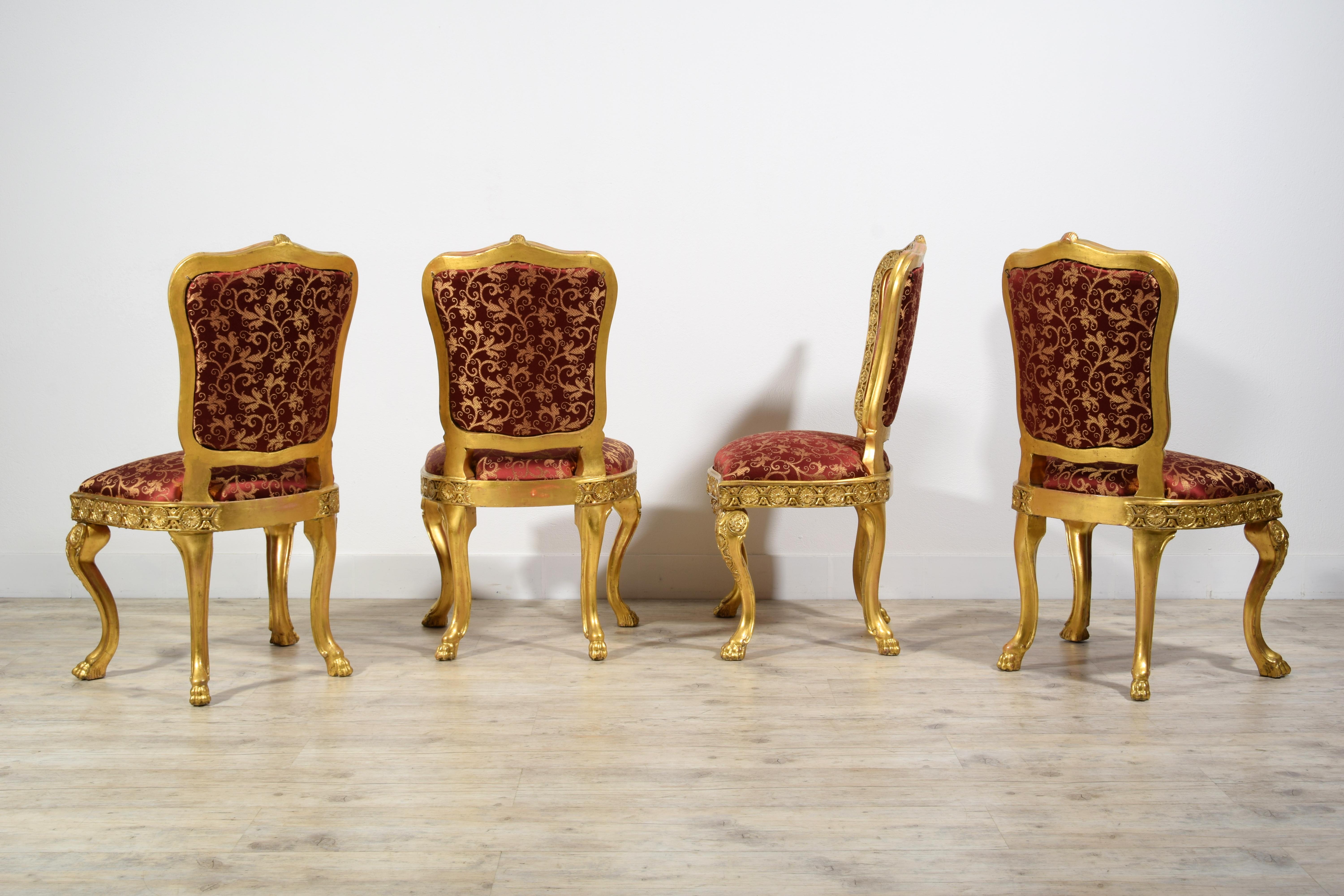 Quatre chaises baroques italiennes en bois doré sculpté du XVIIIe siècle  en vente 5