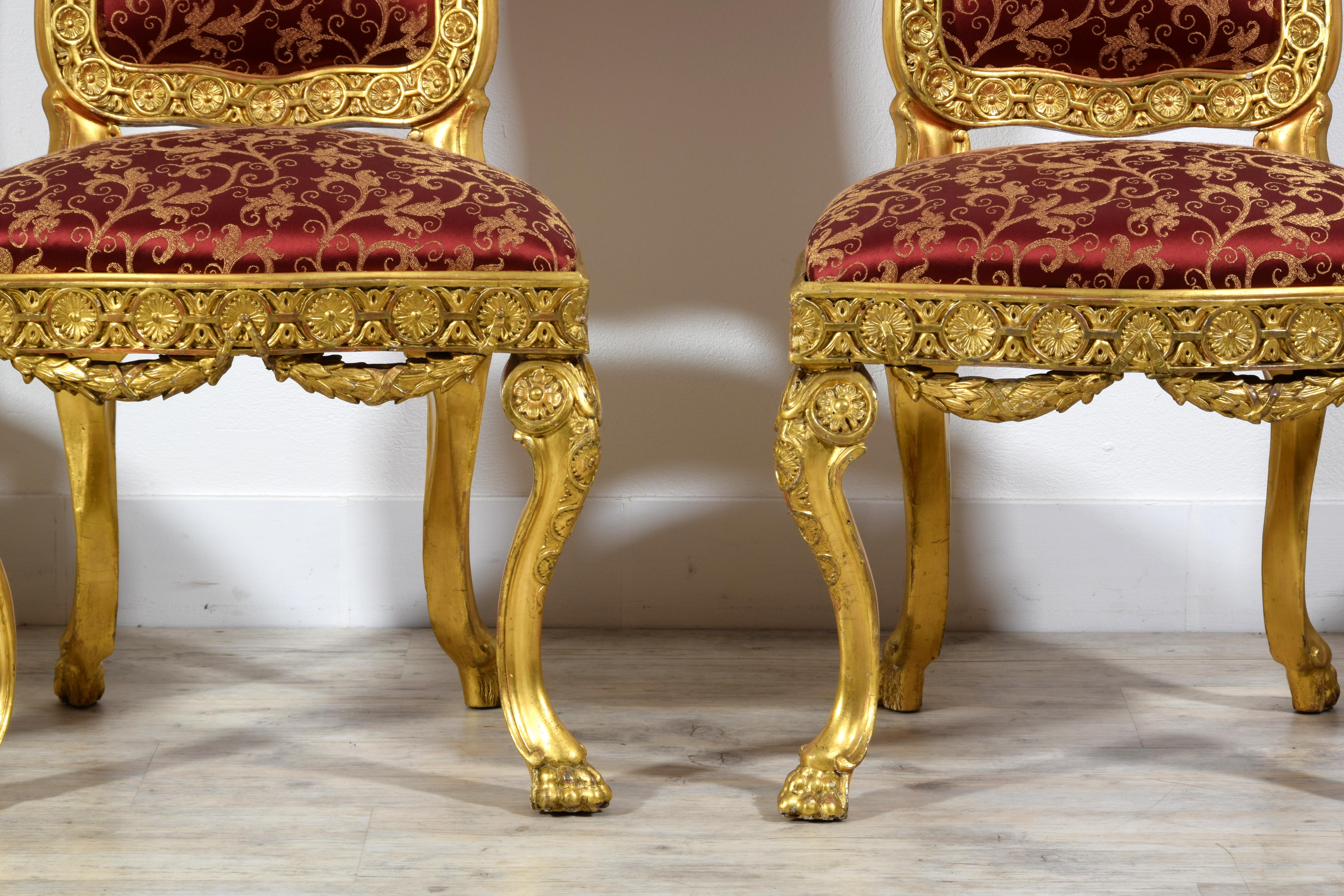 Quatre chaises baroques italiennes en bois doré sculpté du XVIIIe siècle  en vente 8