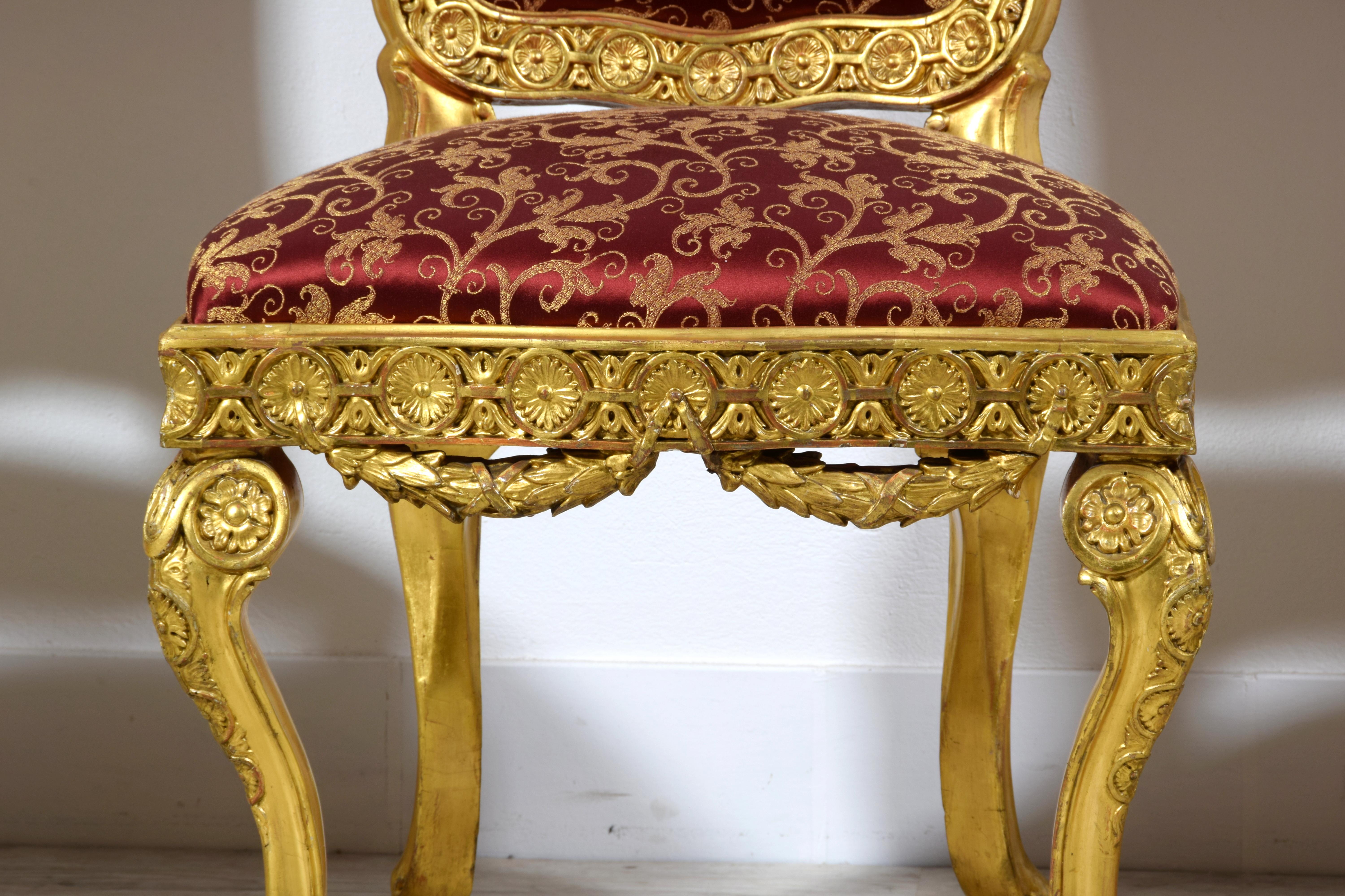Quatre chaises baroques italiennes en bois doré sculpté du XVIIIe siècle  en vente 9