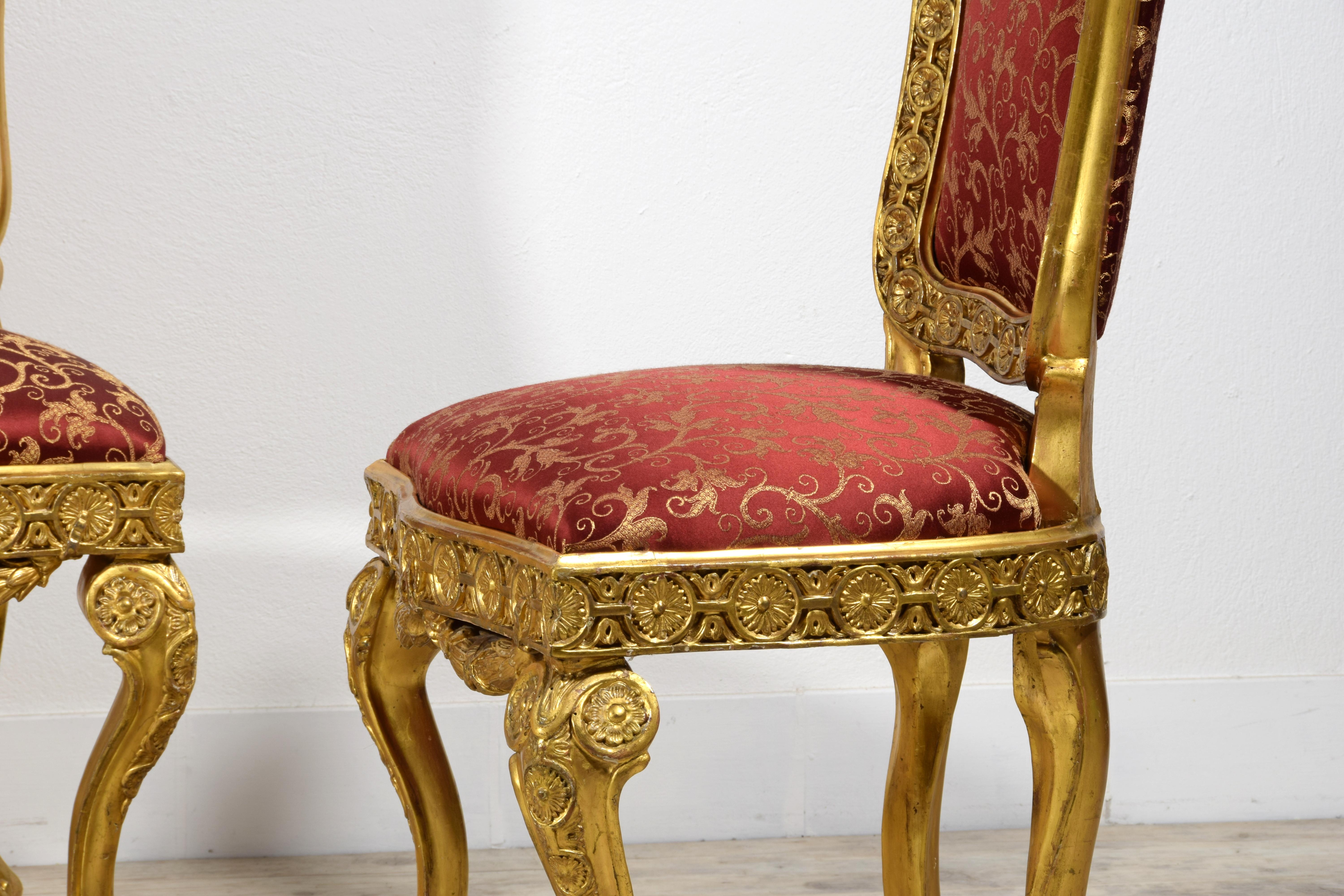 Quatre chaises baroques italiennes en bois doré sculpté du XVIIIe siècle  en vente 13