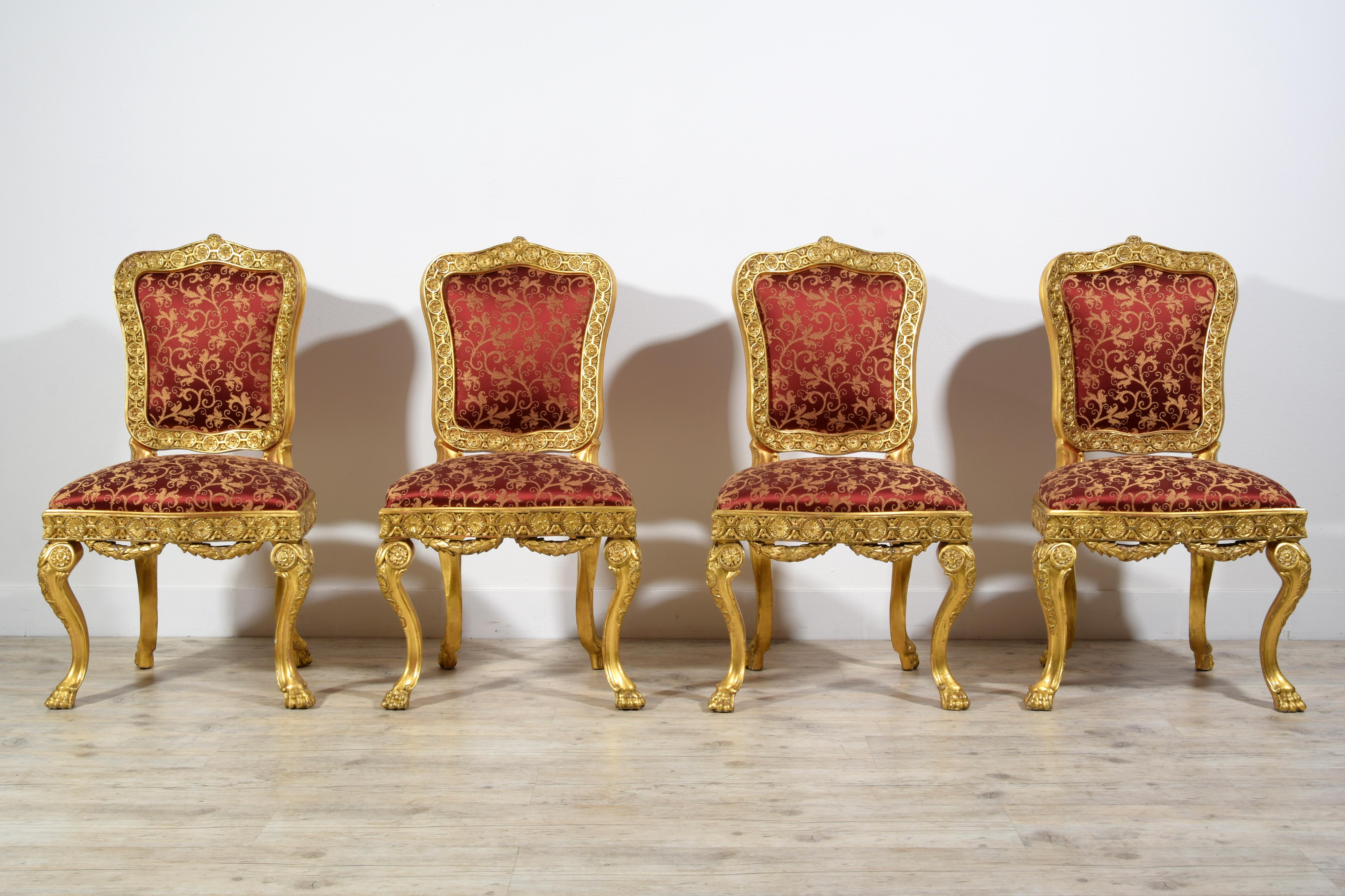 Baroque Quatre chaises baroques italiennes en bois doré sculpté du XVIIIe siècle  en vente