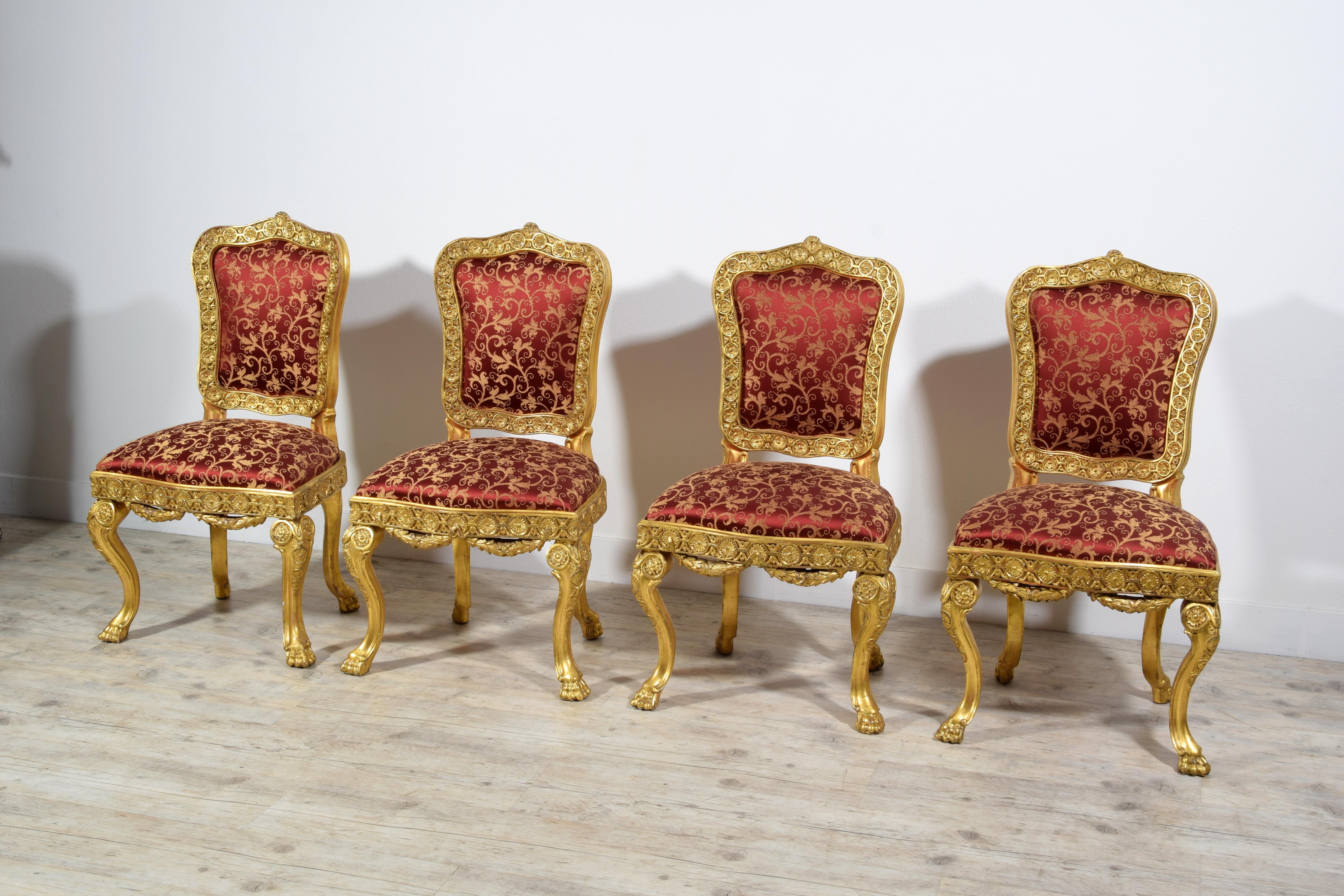 Sculpté à la main Quatre chaises baroques italiennes en bois doré sculpté du XVIIIe siècle  en vente