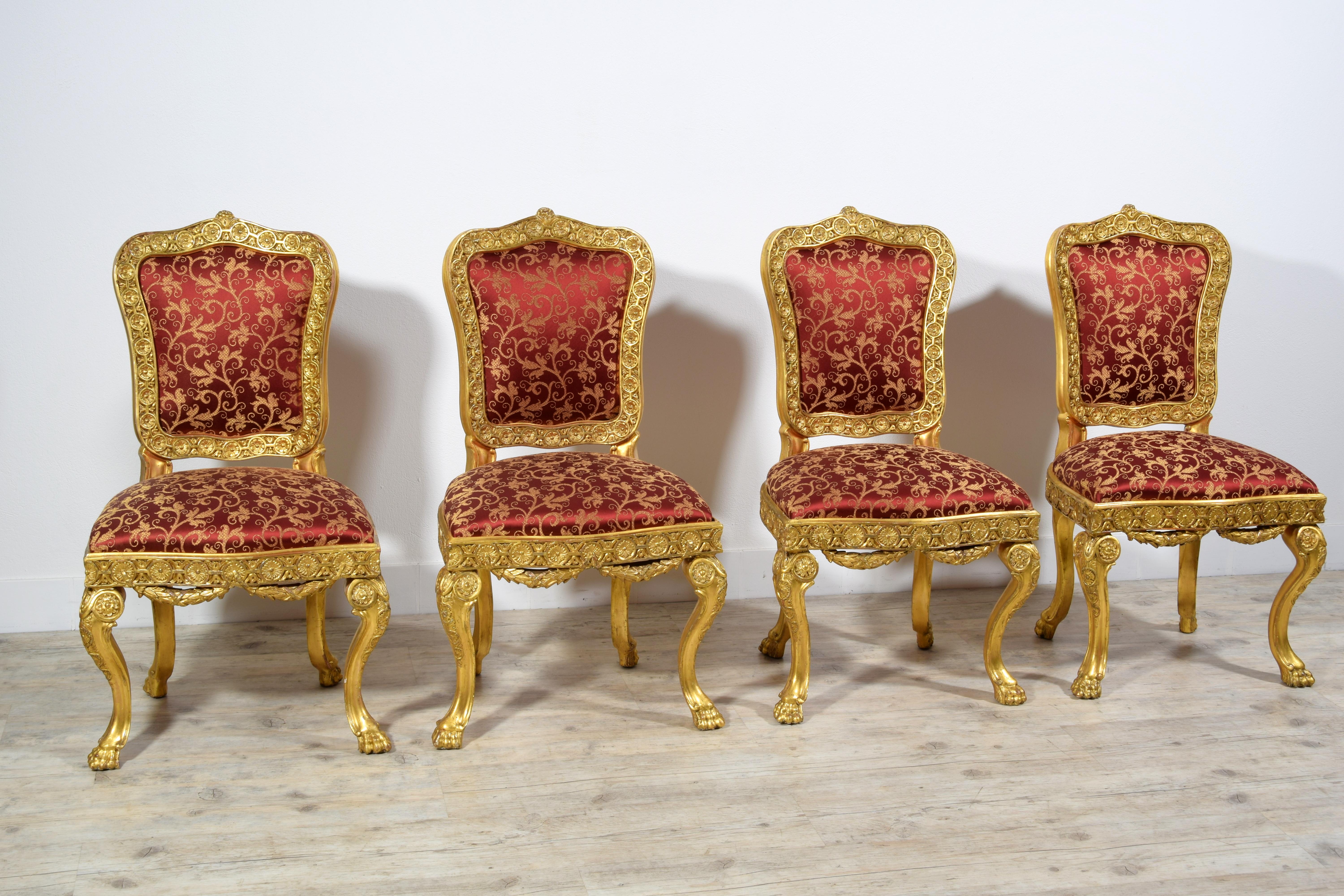 Bois doré Quatre chaises baroques italiennes en bois doré sculpté du XVIIIe siècle  en vente