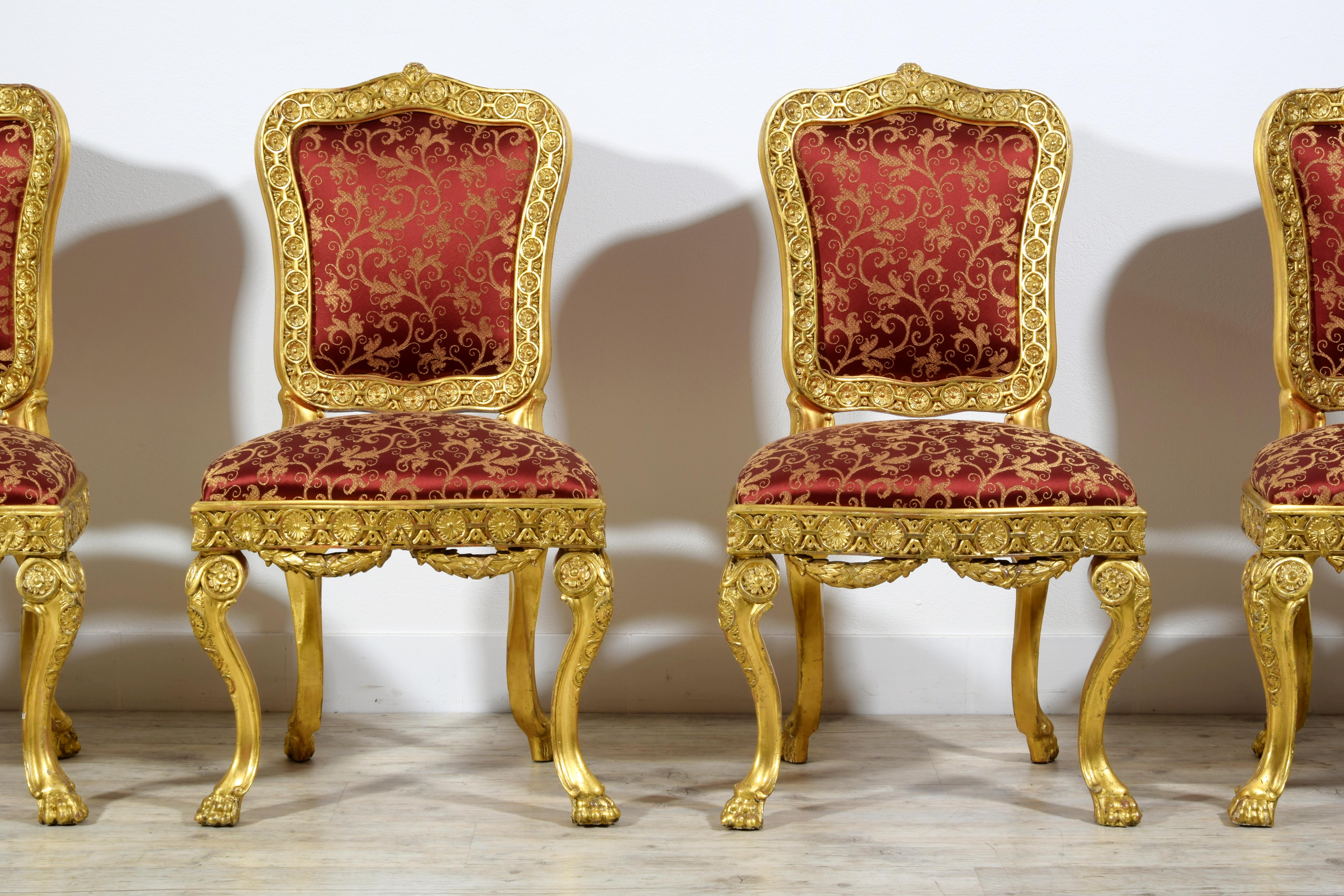 Quatre chaises baroques italiennes en bois doré sculpté du XVIIIe siècle  en vente 2
