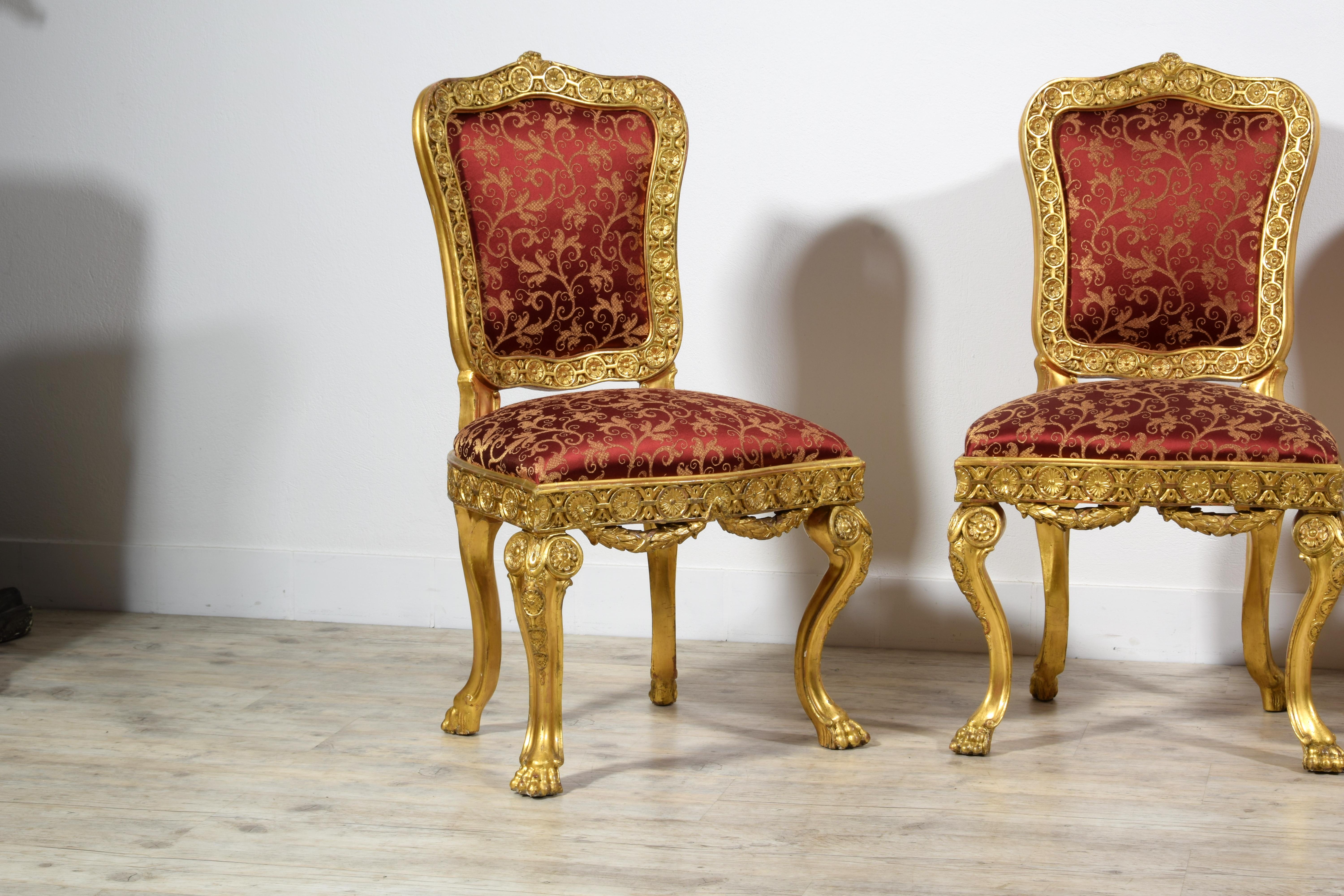 Quatre chaises baroques italiennes en bois doré sculpté du XVIIIe siècle  en vente 3