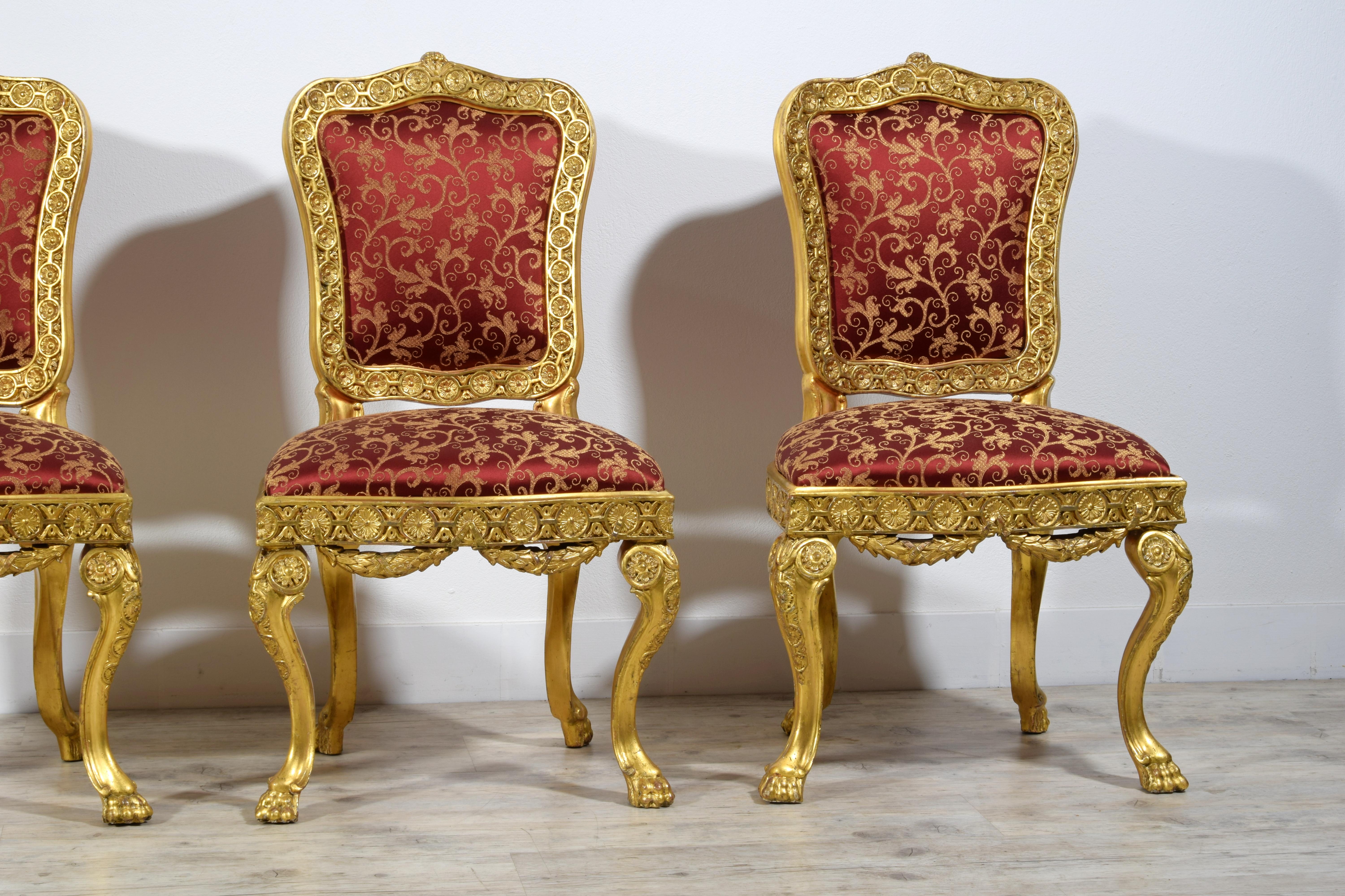 Quatre chaises baroques italiennes en bois doré sculpté du XVIIIe siècle  en vente 4
