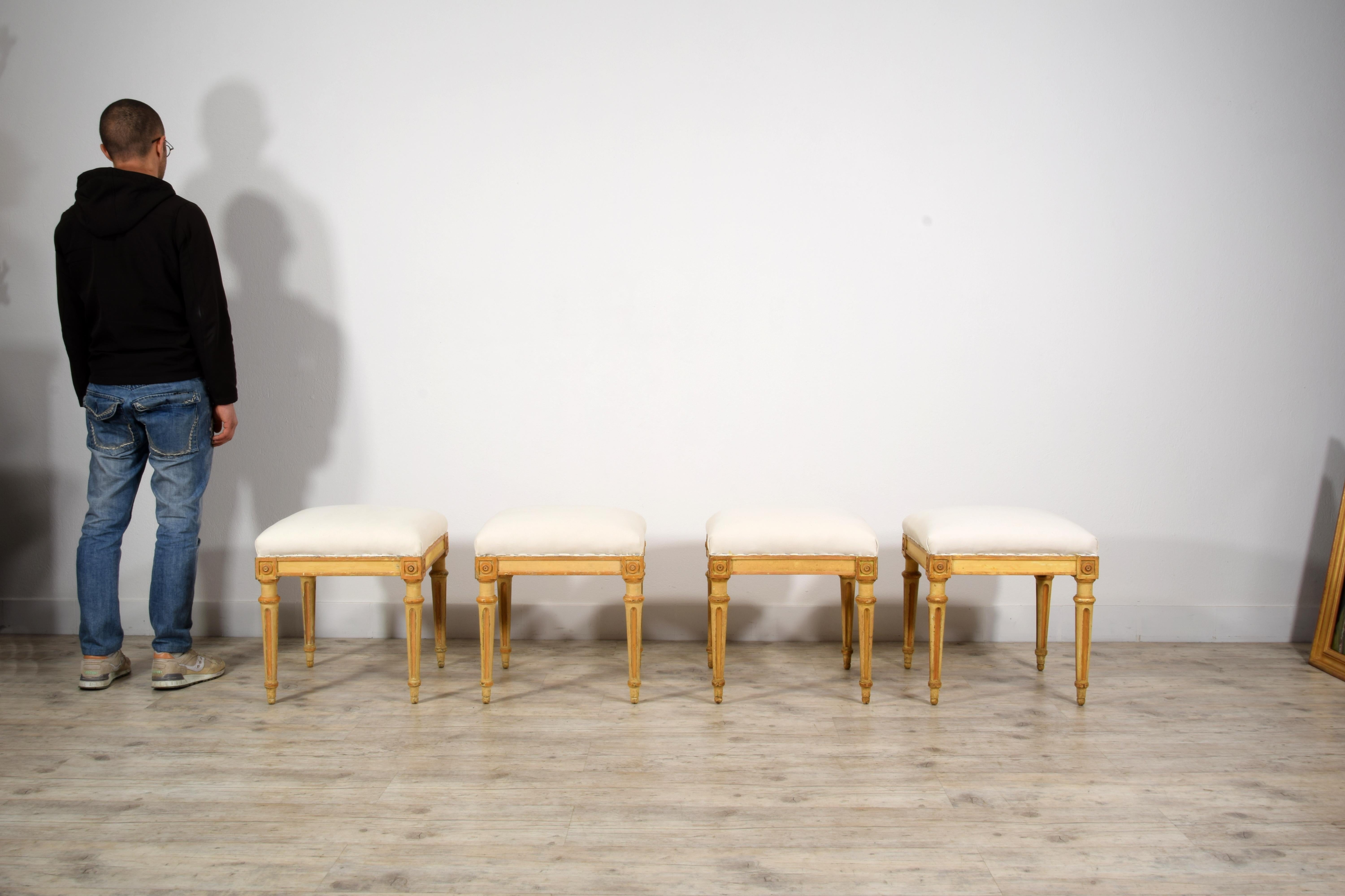 XVIIIe siècle, Quatre tabourets italiens en bois laqué en vente 6