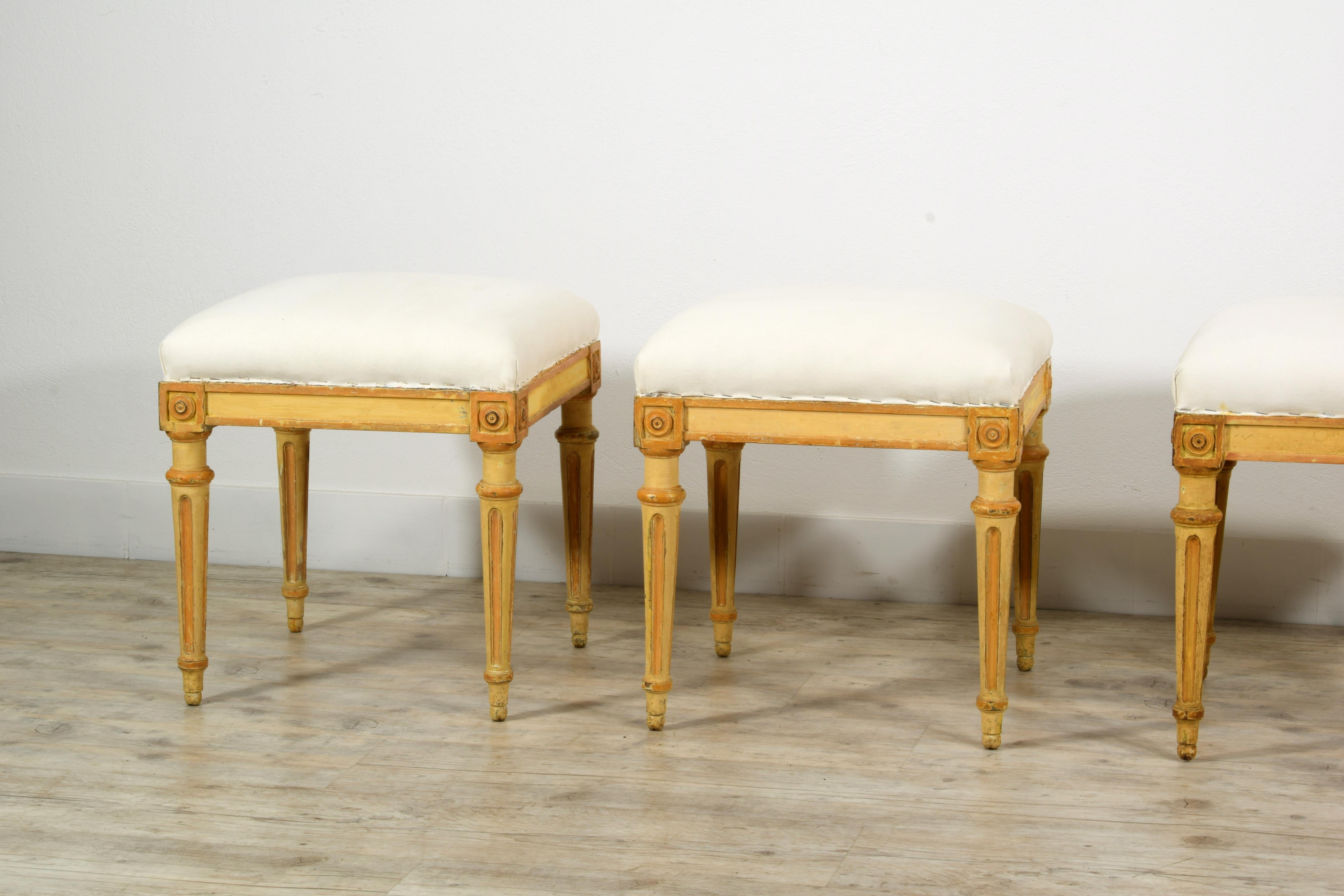 XVIIIe siècle, Quatre tabourets italiens en bois laqué en vente 7