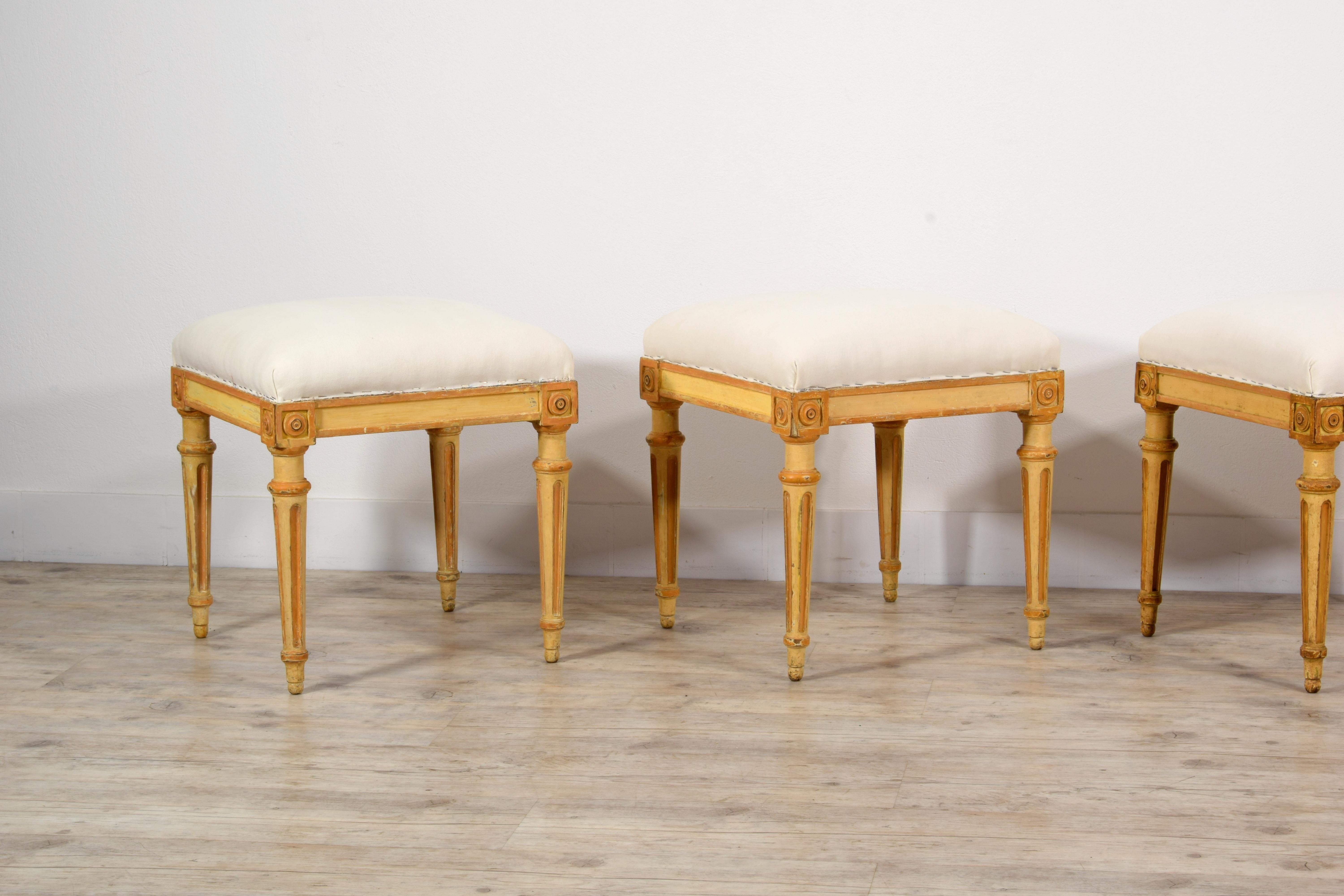 XVIIIe siècle, Quatre tabourets italiens en bois laqué en vente 8