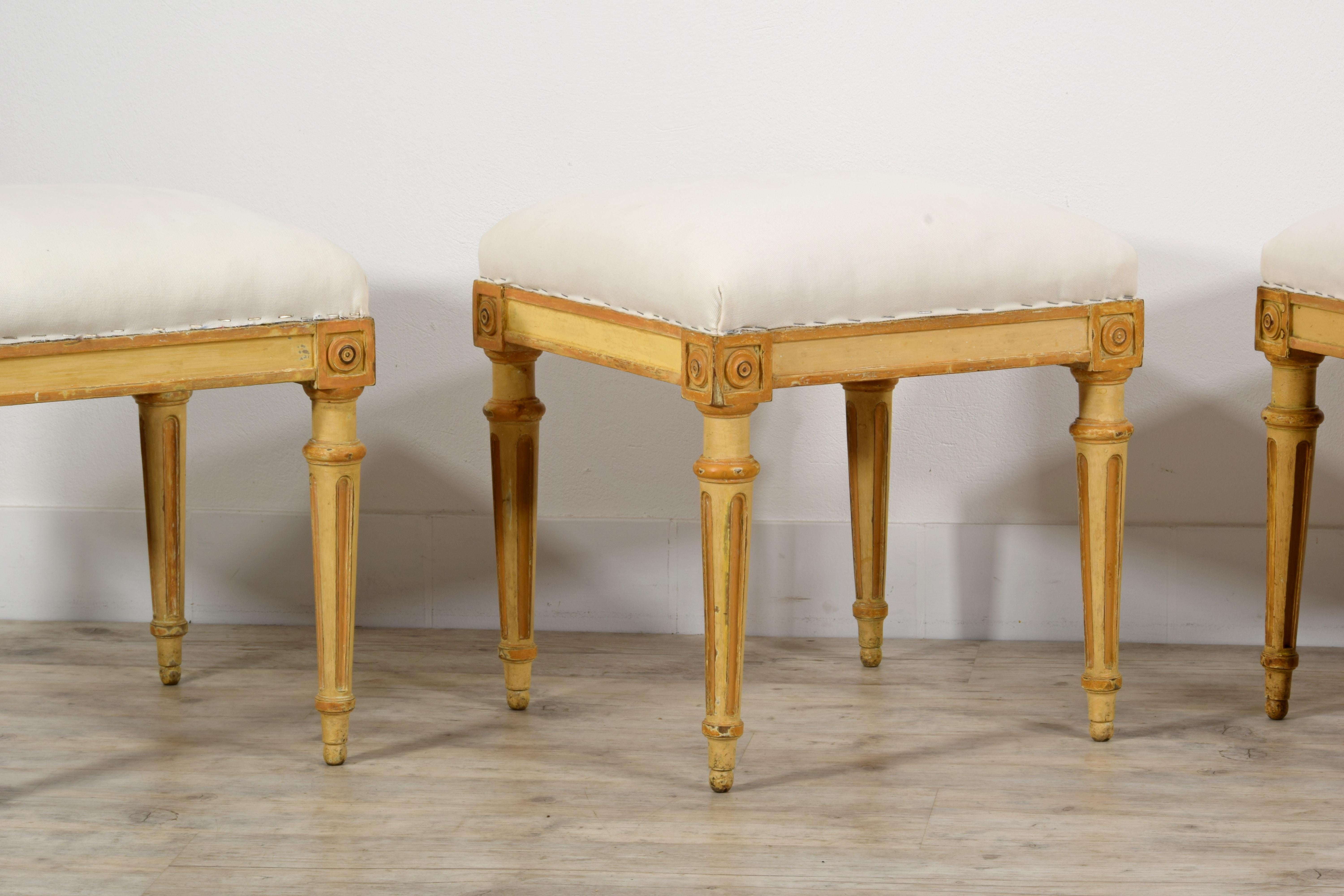XVIIIe siècle, Quatre tabourets italiens en bois laqué en vente 9