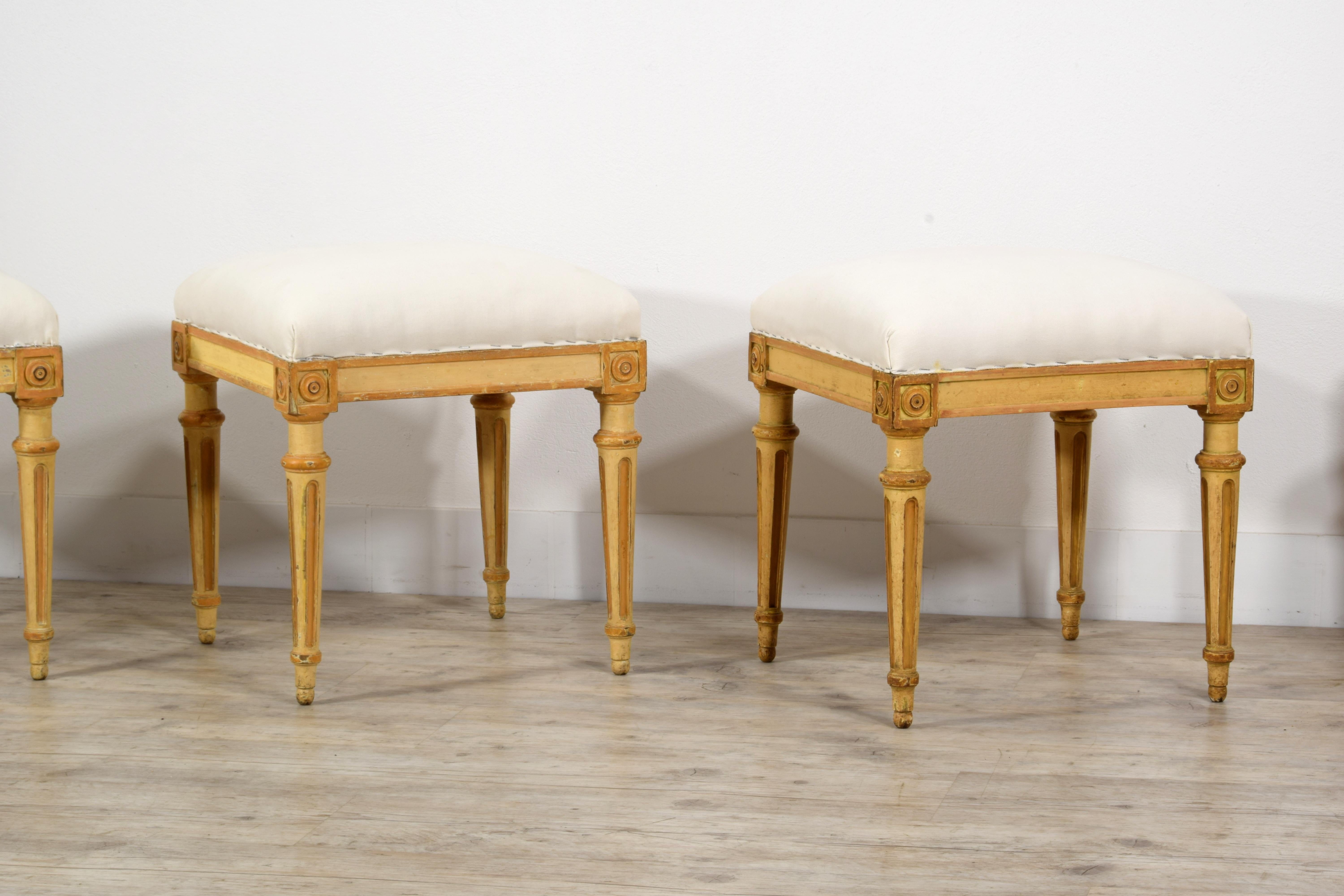 XVIIIe siècle, Quatre tabourets italiens en bois laqué en vente 10