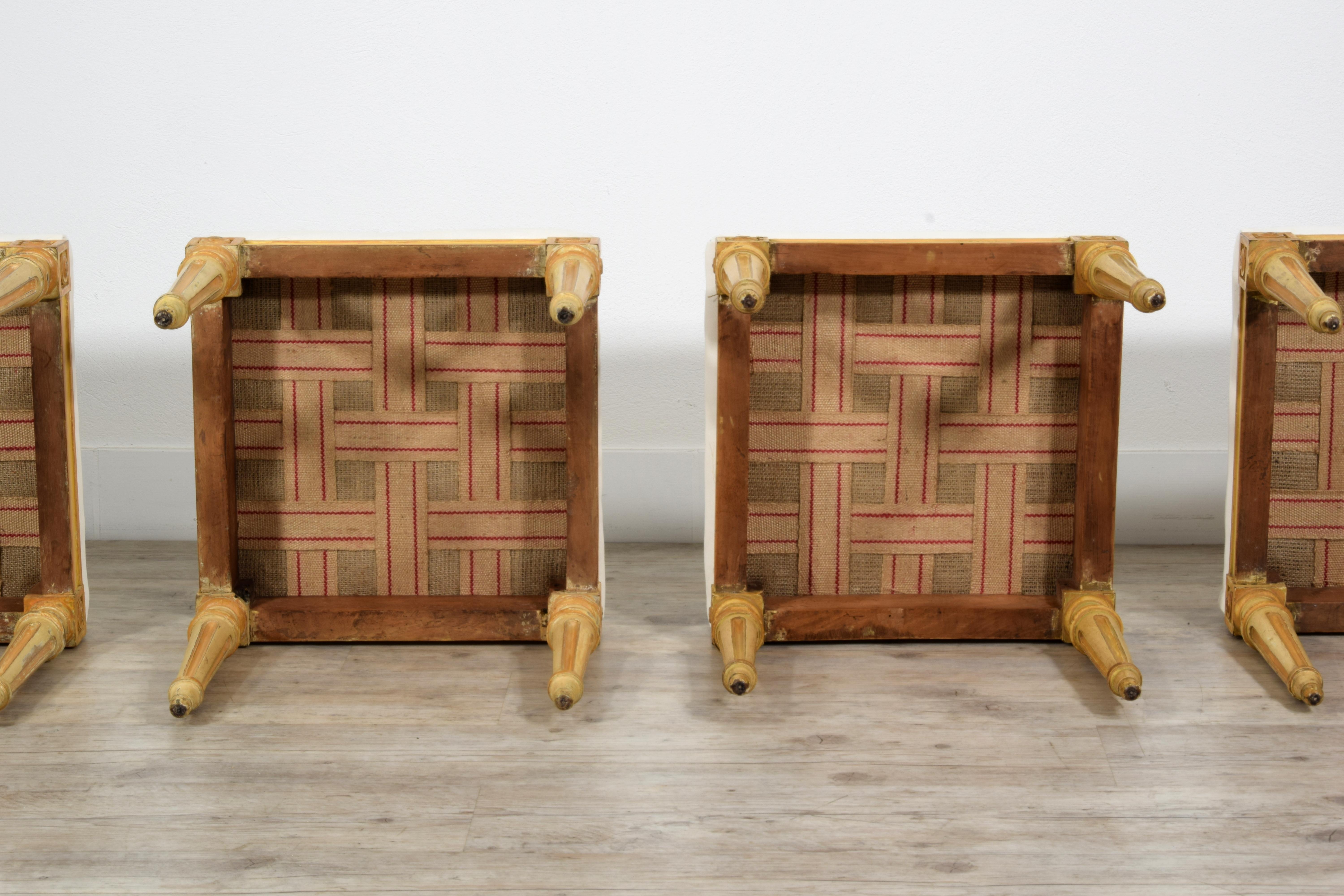 XVIIIe siècle, Quatre tabourets italiens en bois laqué en vente 11