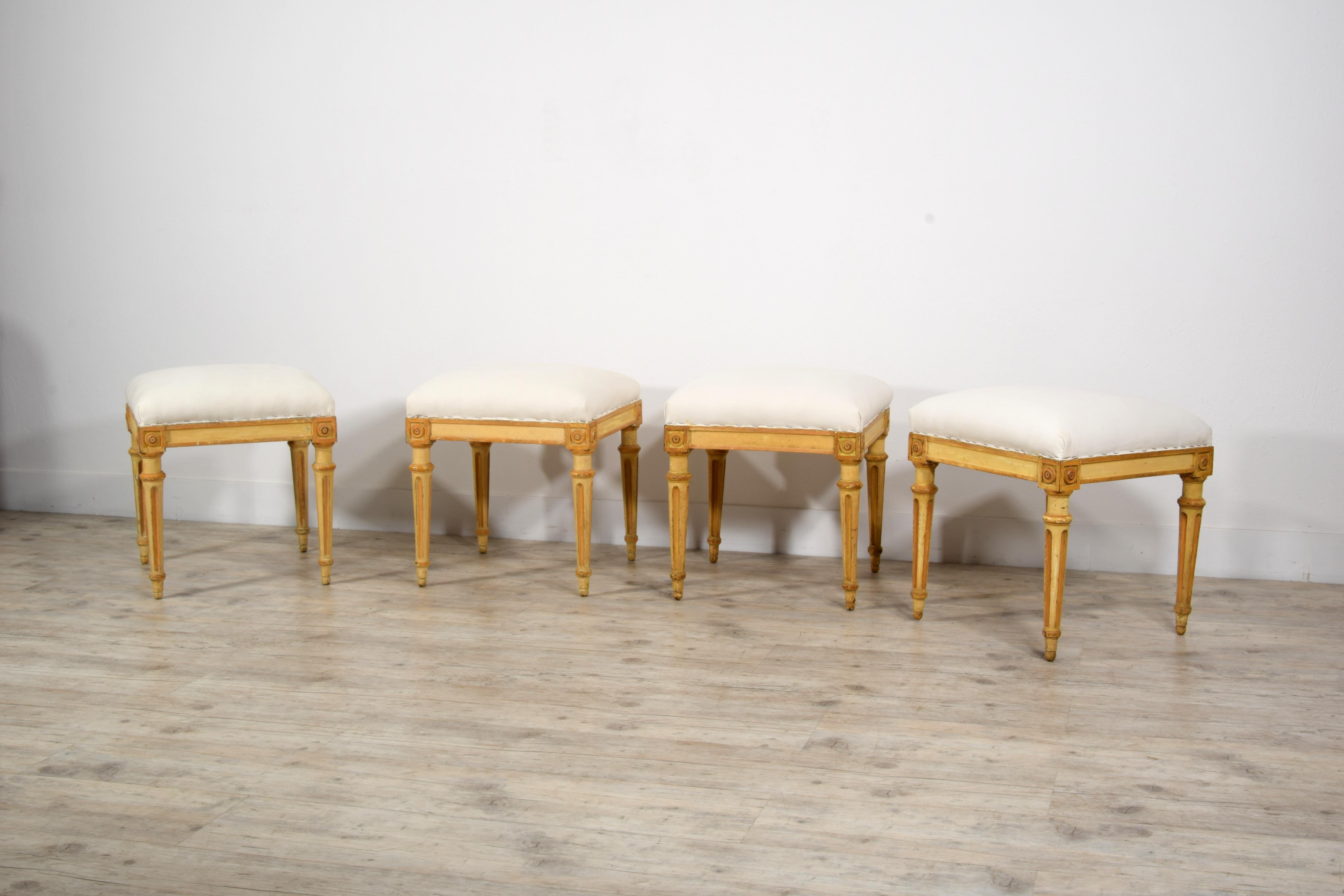XVIIIe siècle, Quatre tabourets italiens en bois laqué en vente 12