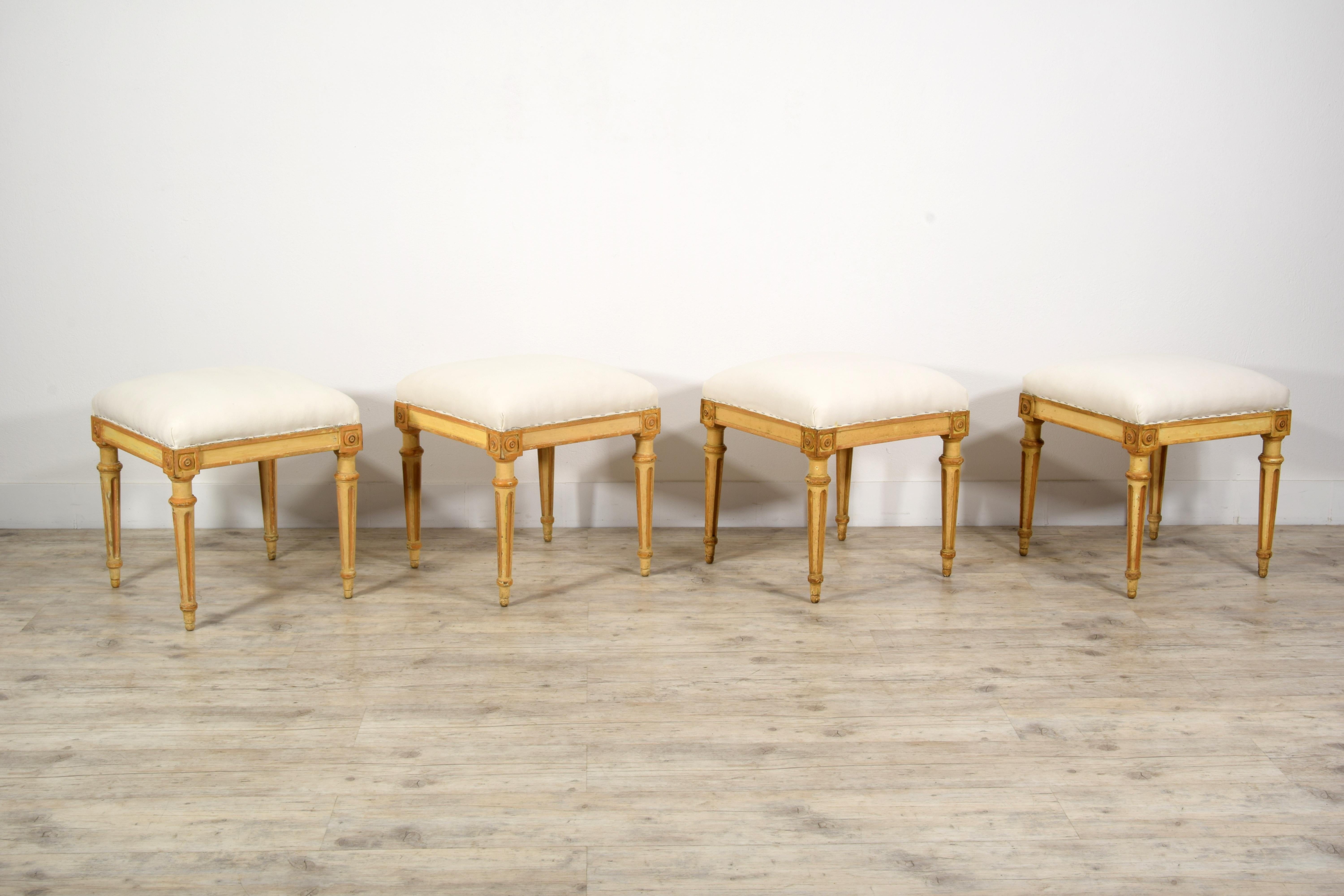 XVIIIe siècle, Quatre tabourets italiens en bois laqué en vente 13