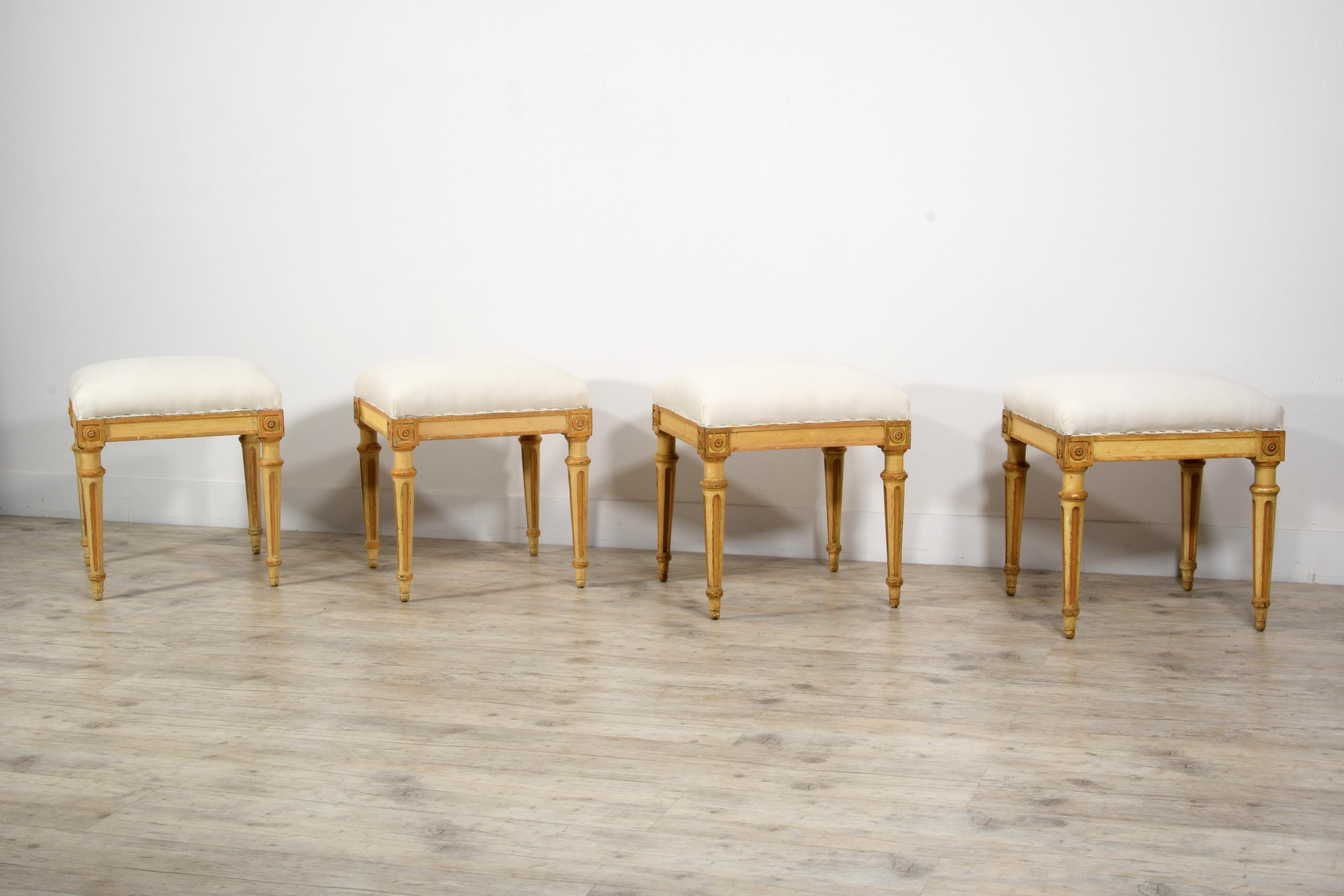 XVIIIe siècle, Quatre tabourets italiens en bois laqué en vente 14