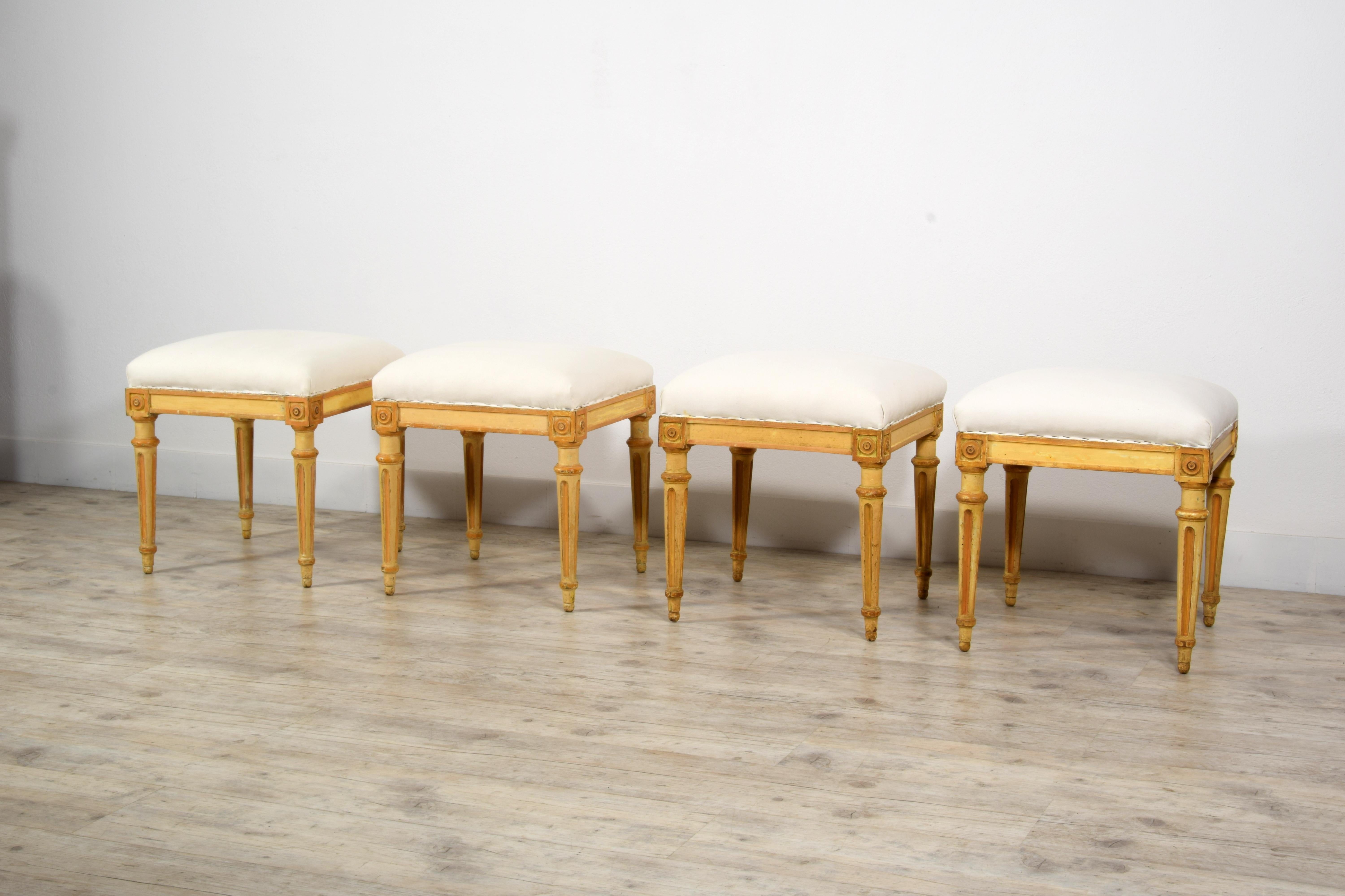 XVIIIe siècle, Quatre tabourets italiens en bois laqué 
Dimensions : L 45 x P 45 x H assise 50. H bande de sous-couche 35 cm
Ces élégants tabourets ont été fabriqués dans le Piémont, en Italie, à l'époque néoclassique, vers la fin du XVIIIe siècle.