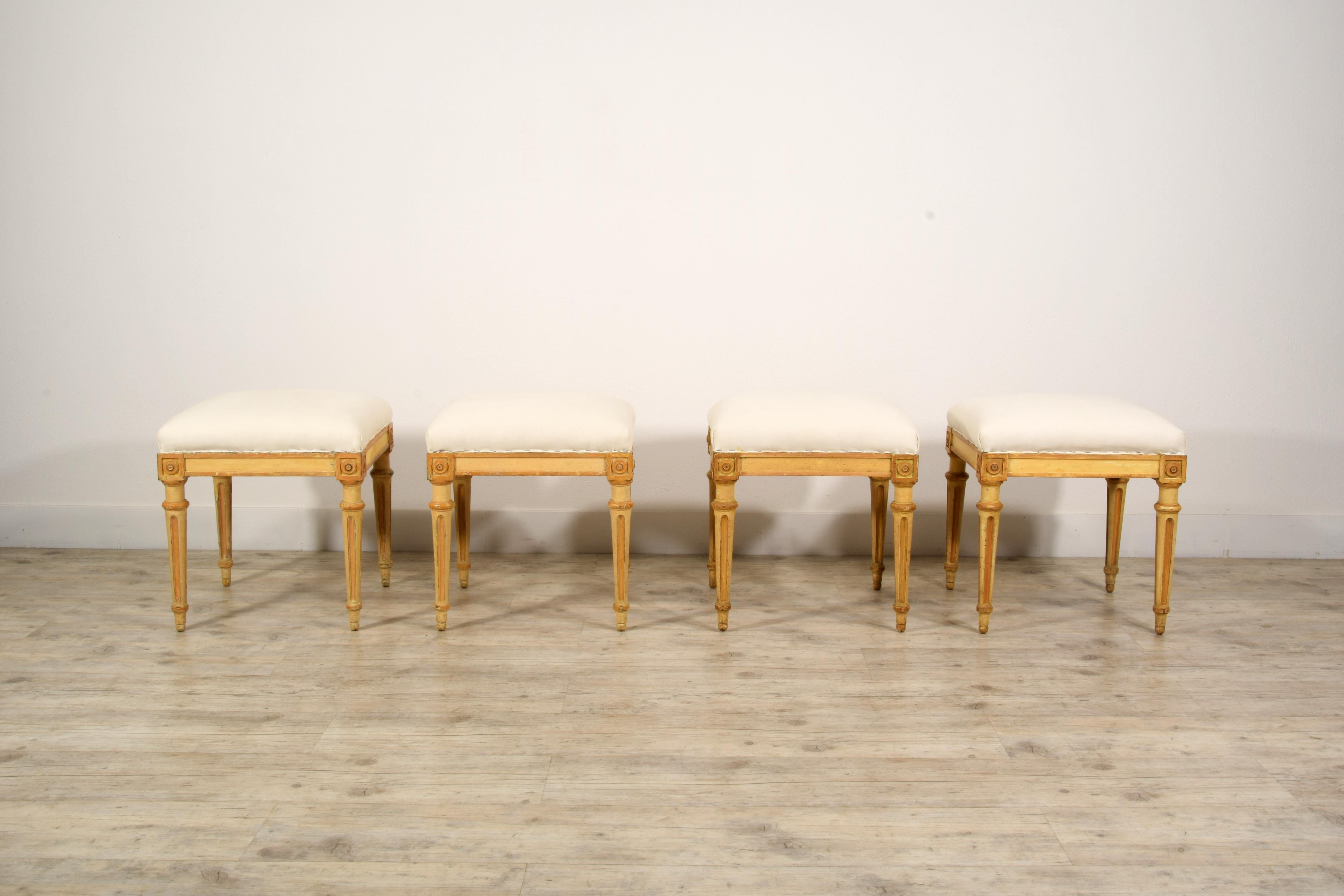 XVIIIe siècle, Quatre tabourets italiens en bois laqué en vente 15