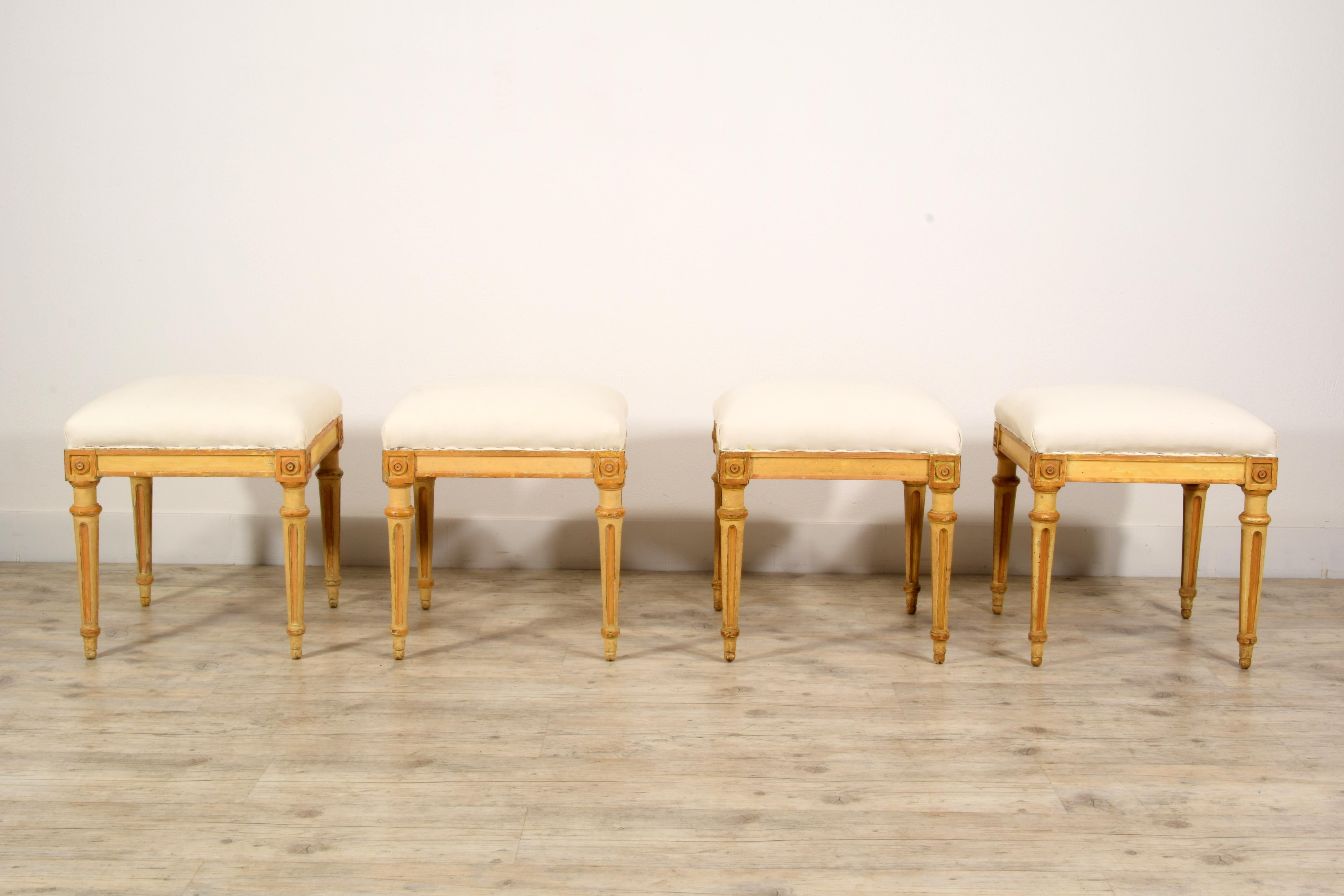 Néoclassique XVIIIe siècle, Quatre tabourets italiens en bois laqué en vente