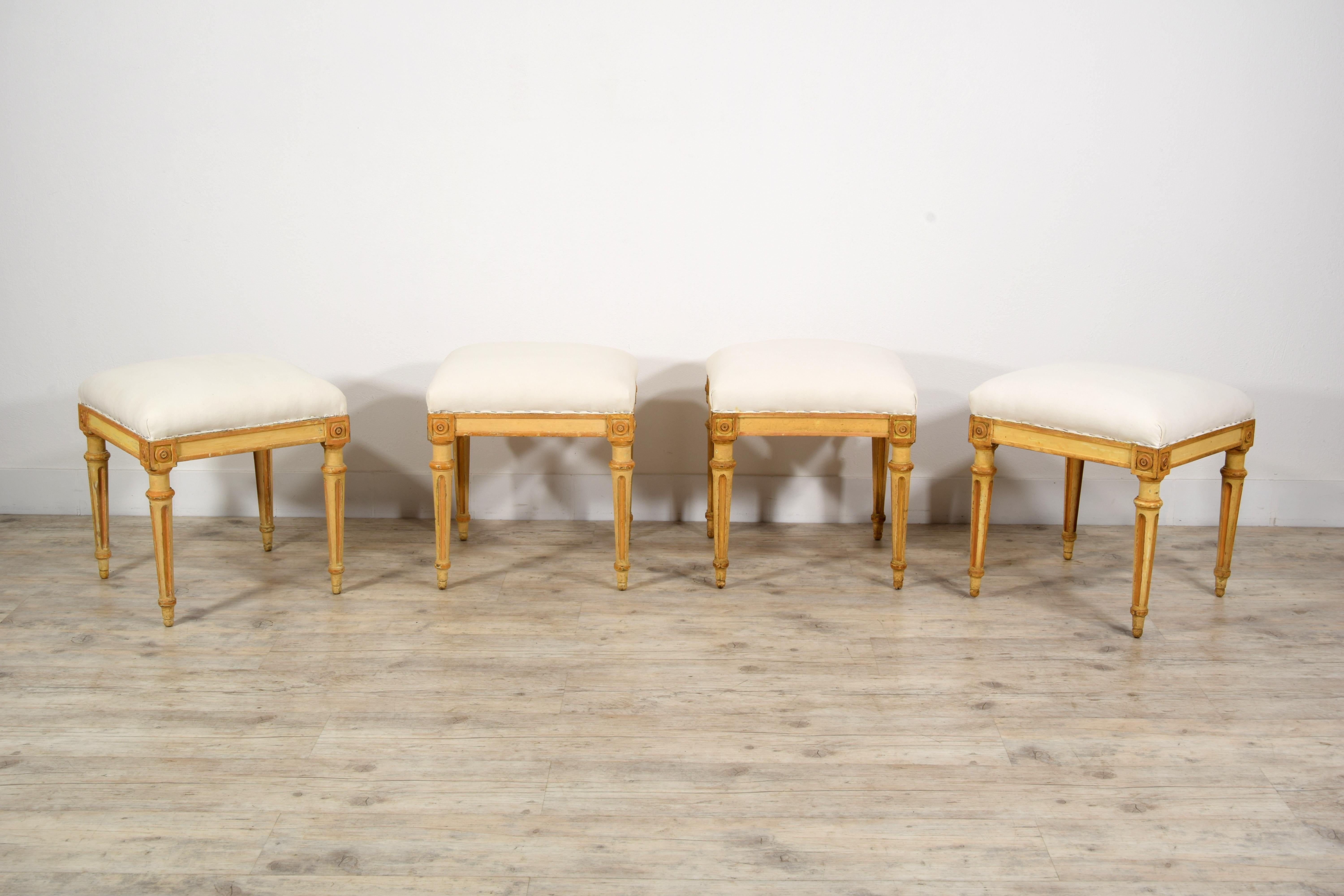 Sculpté à la main XVIIIe siècle, Quatre tabourets italiens en bois laqué en vente