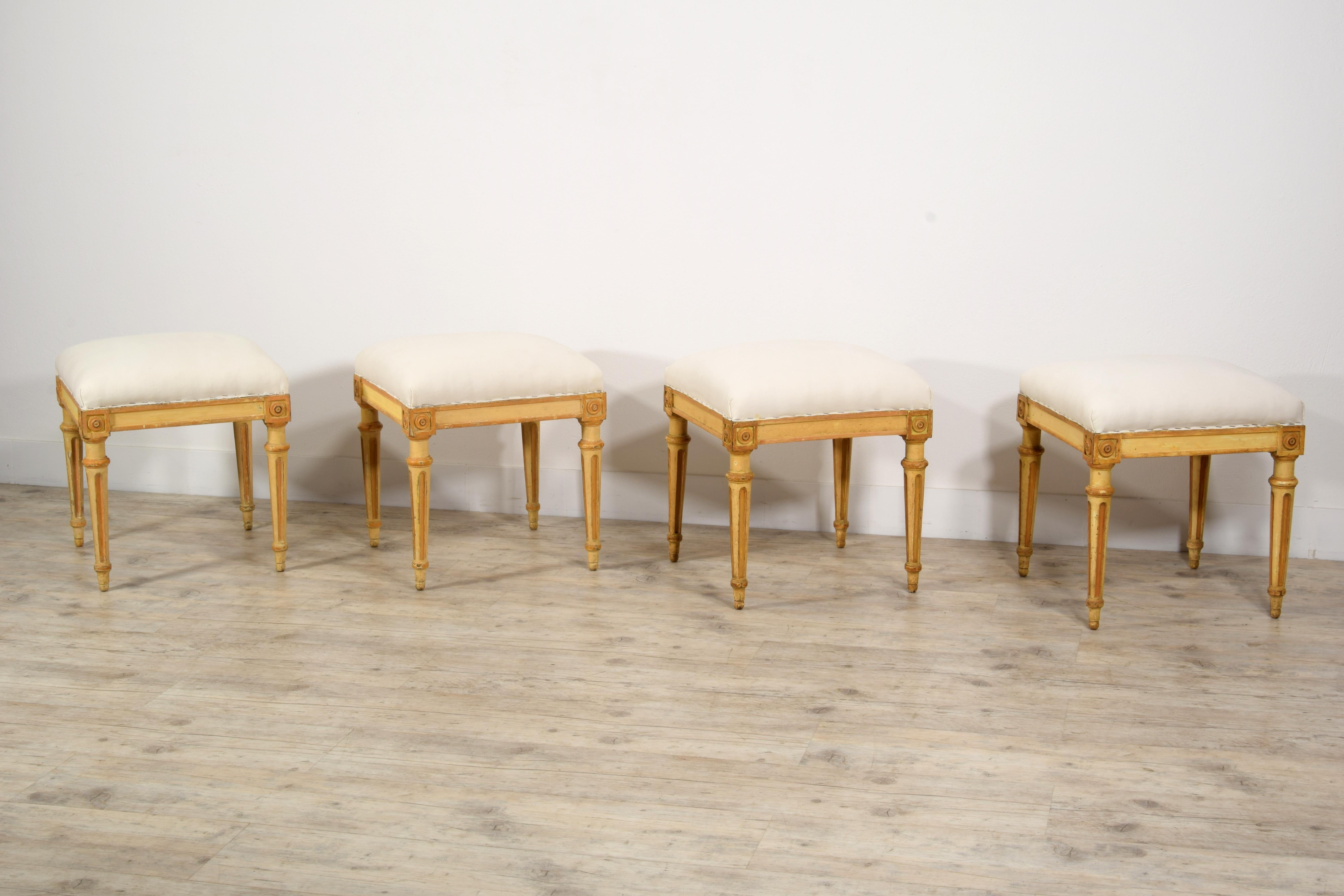Bois XVIIIe siècle, Quatre tabourets italiens en bois laqué en vente
