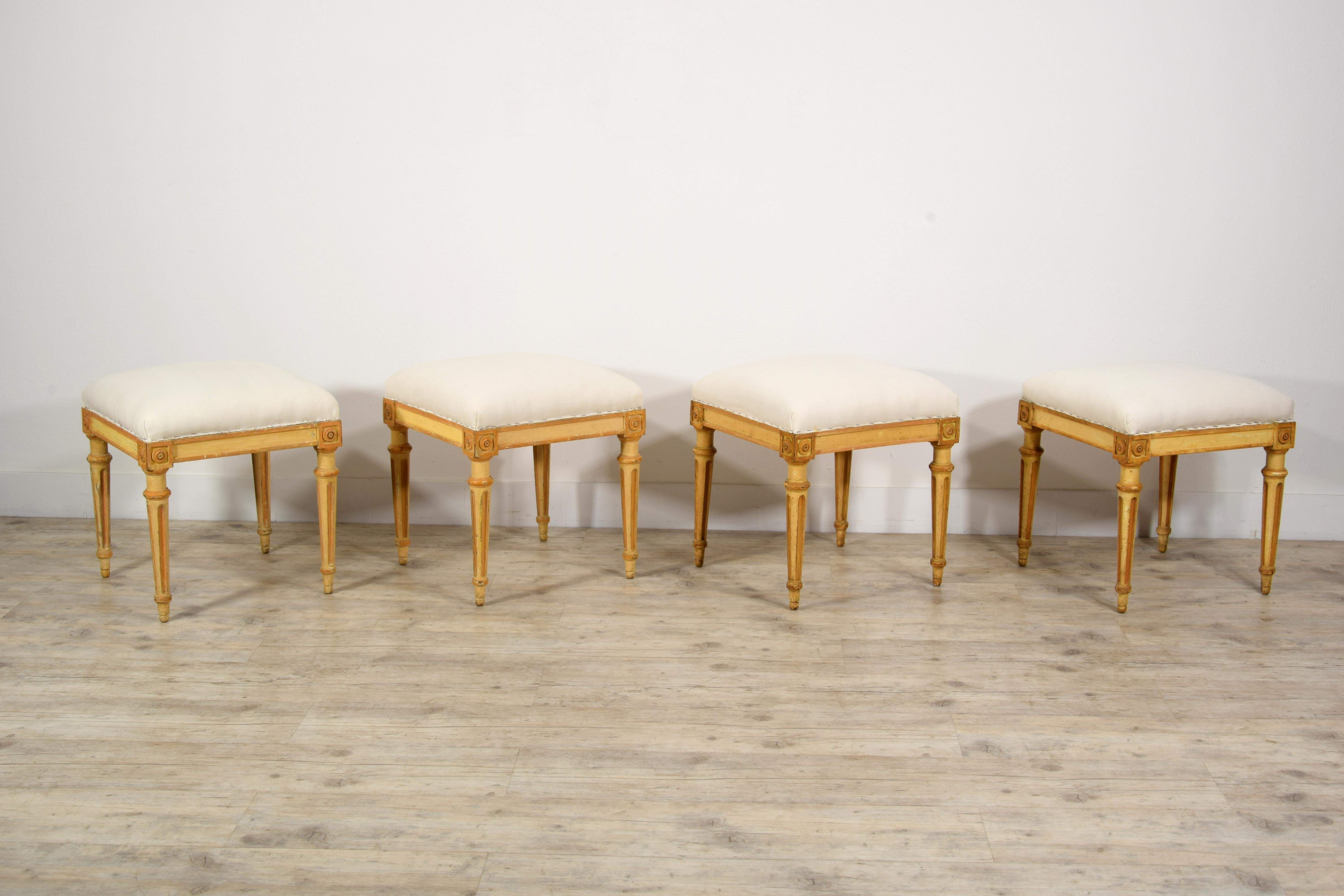 XVIIIe siècle, Quatre tabourets italiens en bois laqué en vente 1