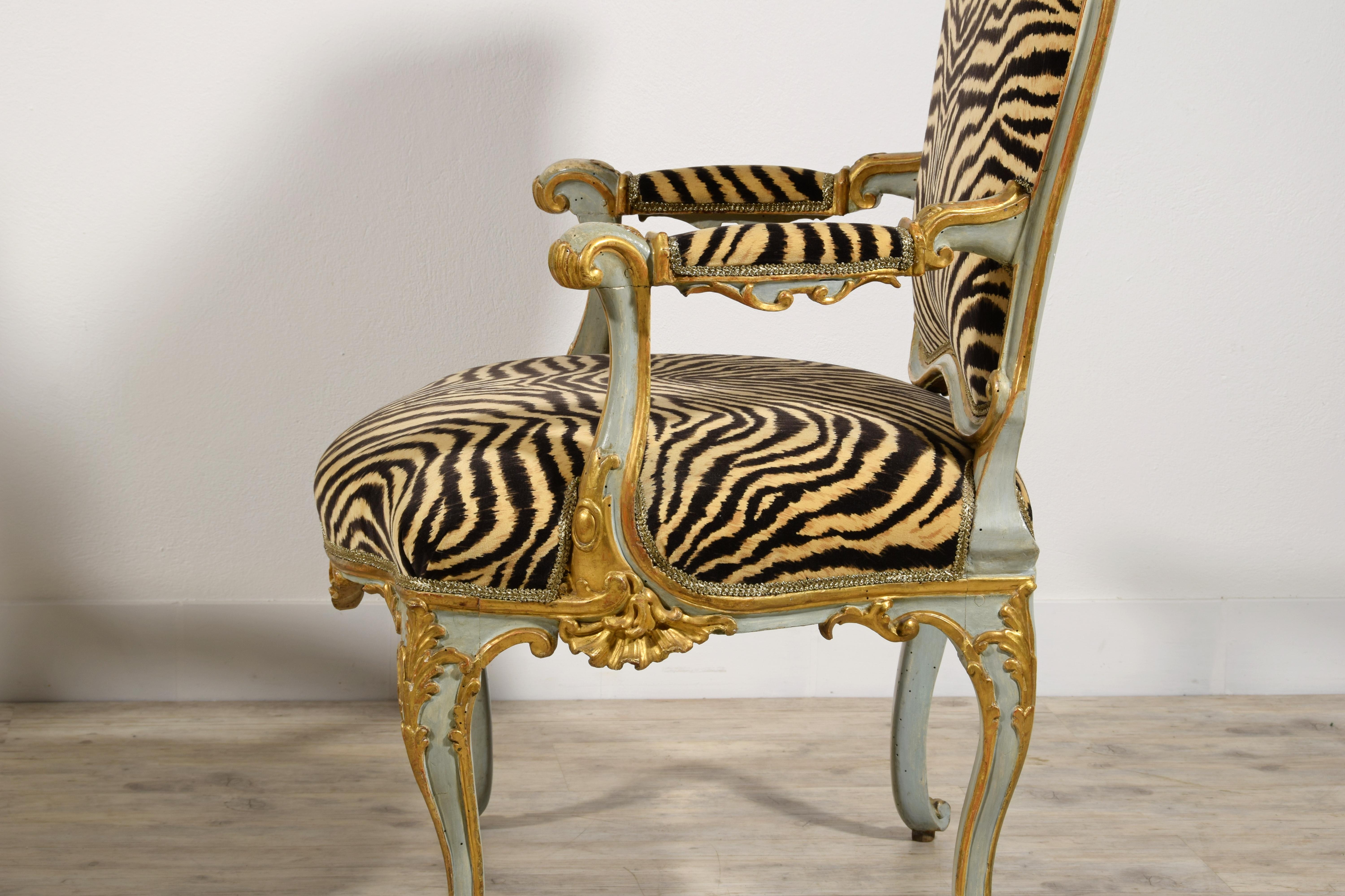 Quatre grands fauteuils italiens en bois laqué et doré du XVIIIe siècle en vente 6