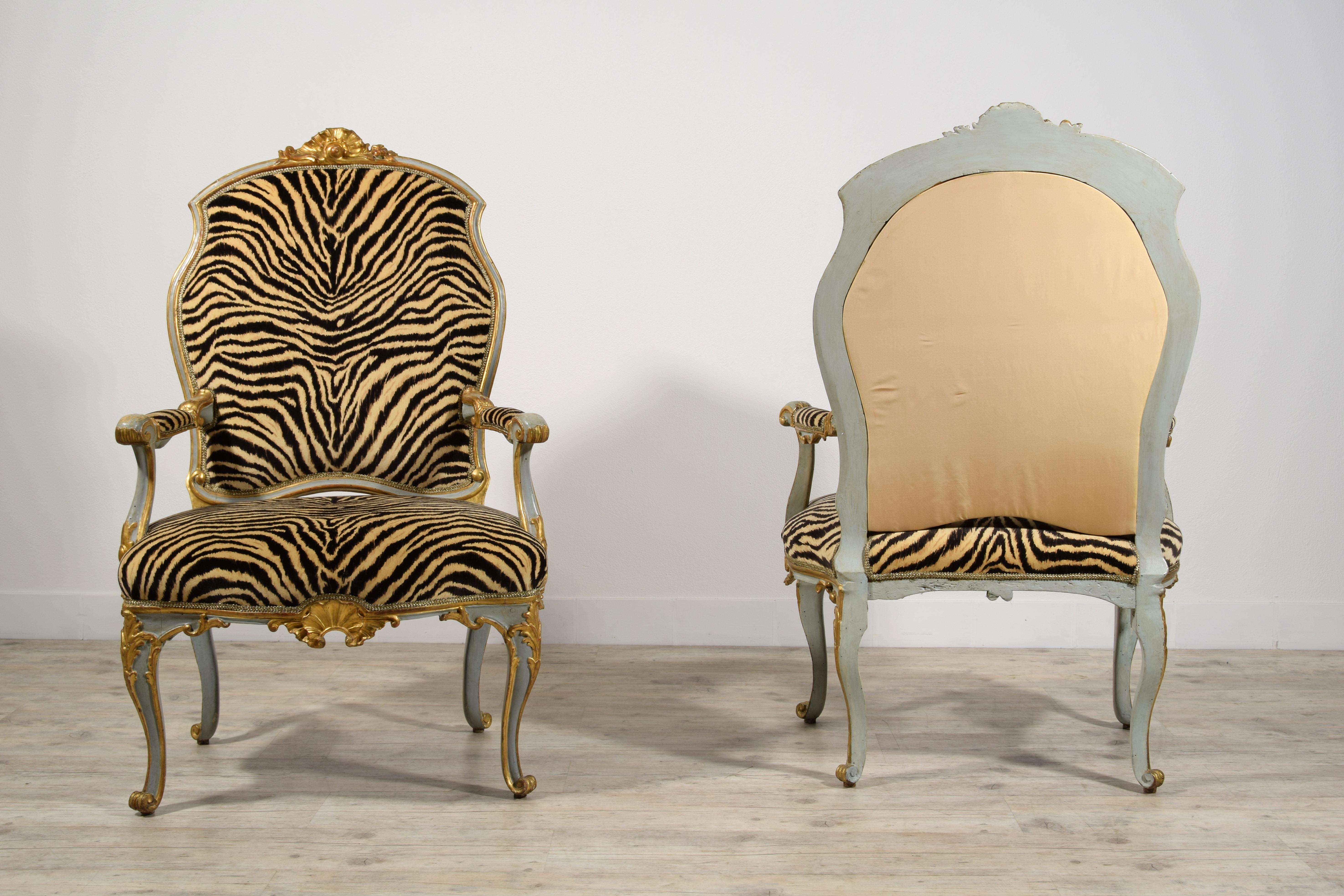 Quatre grands fauteuils italiens en bois laqué et doré du XVIIIe siècle en vente 8