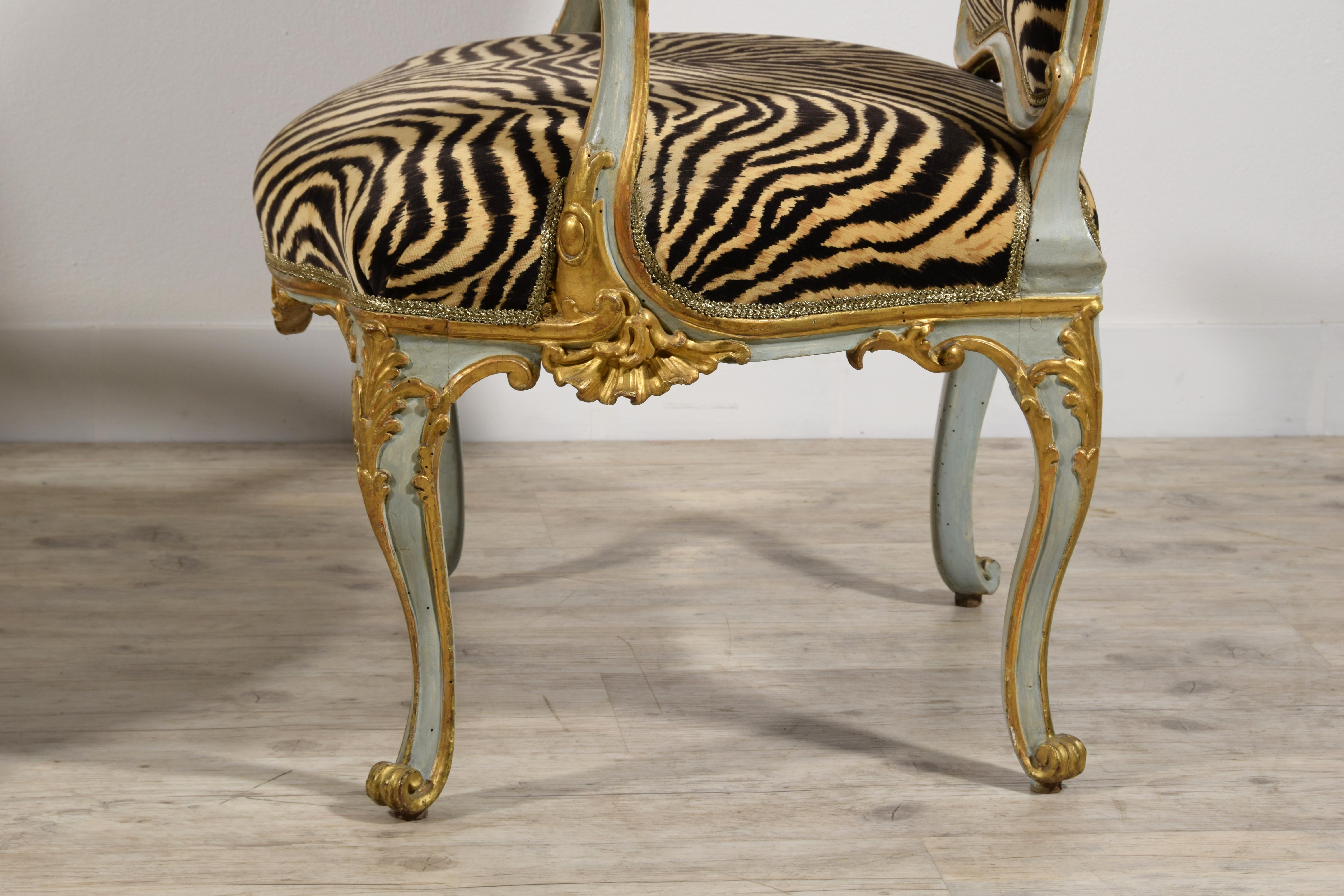 Quatre grands fauteuils italiens en bois laqué et doré du XVIIIe siècle en vente 10