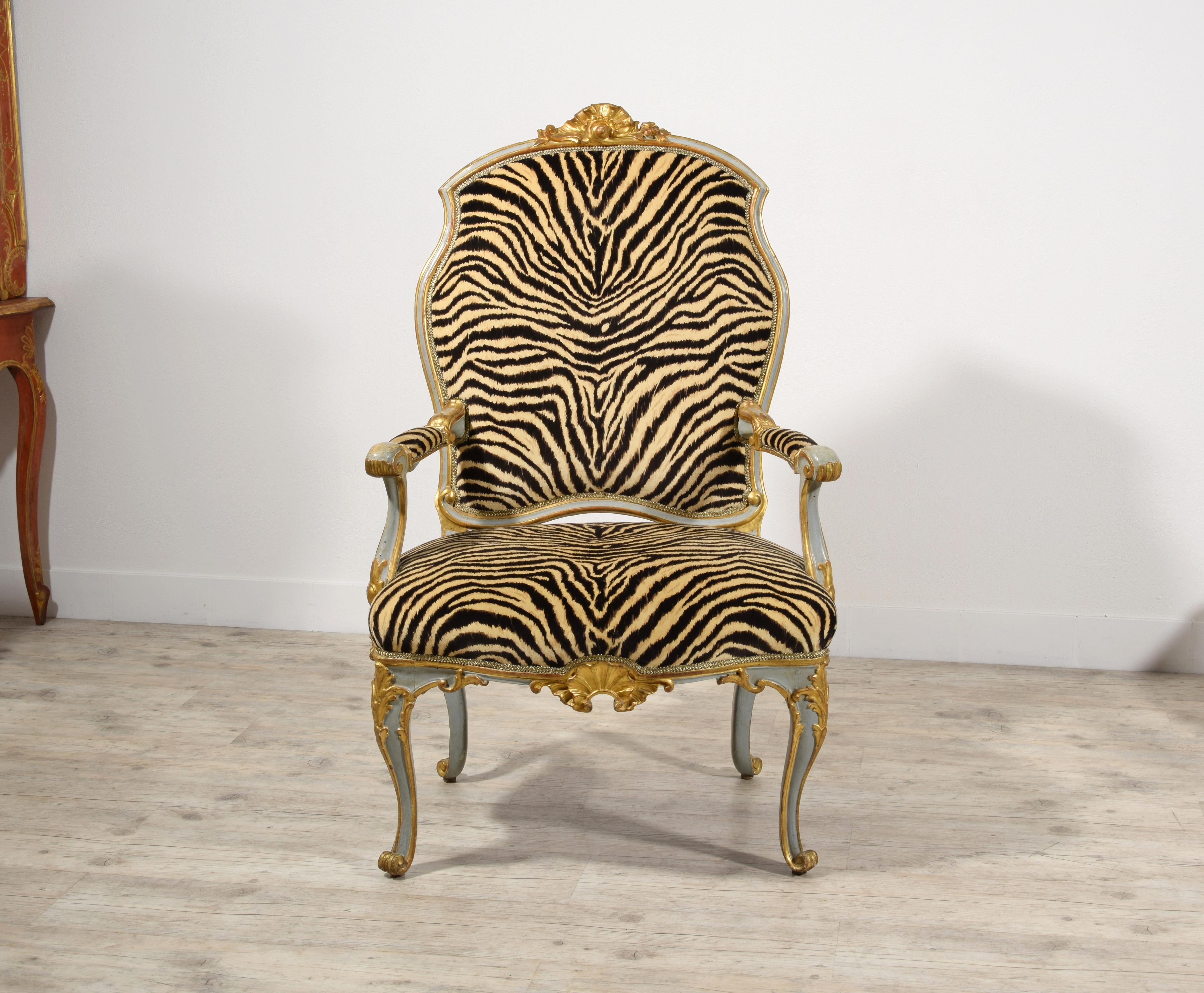 Quatre grands fauteuils italiens en bois laqué et doré du XVIIIe siècle en vente 11