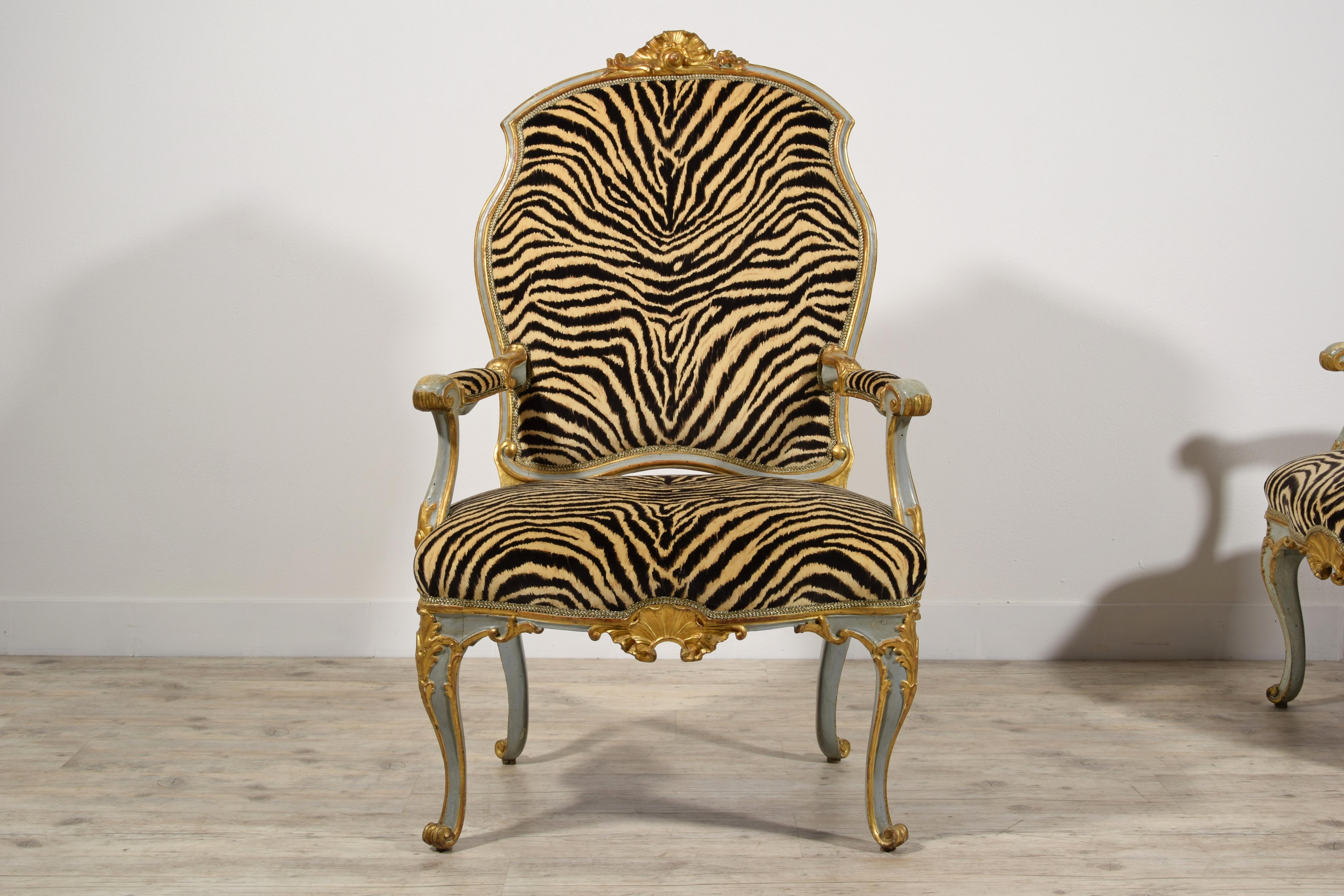 Quatre grands fauteuils italiens en bois laqué et doré du XVIIIe siècle en vente 12
