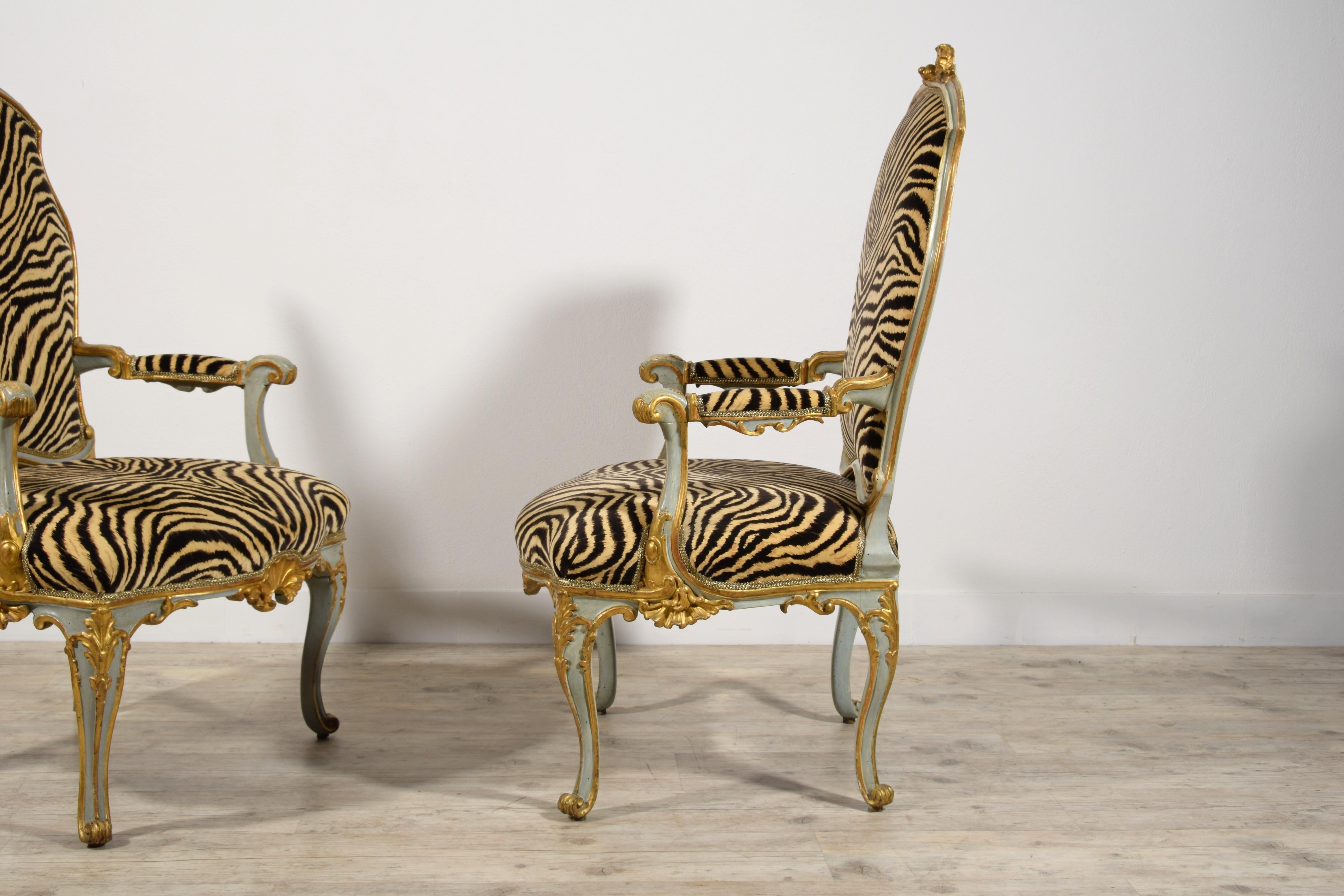 Quatre grands fauteuils italiens en bois laqué et doré du XVIIIe siècle en vente 13