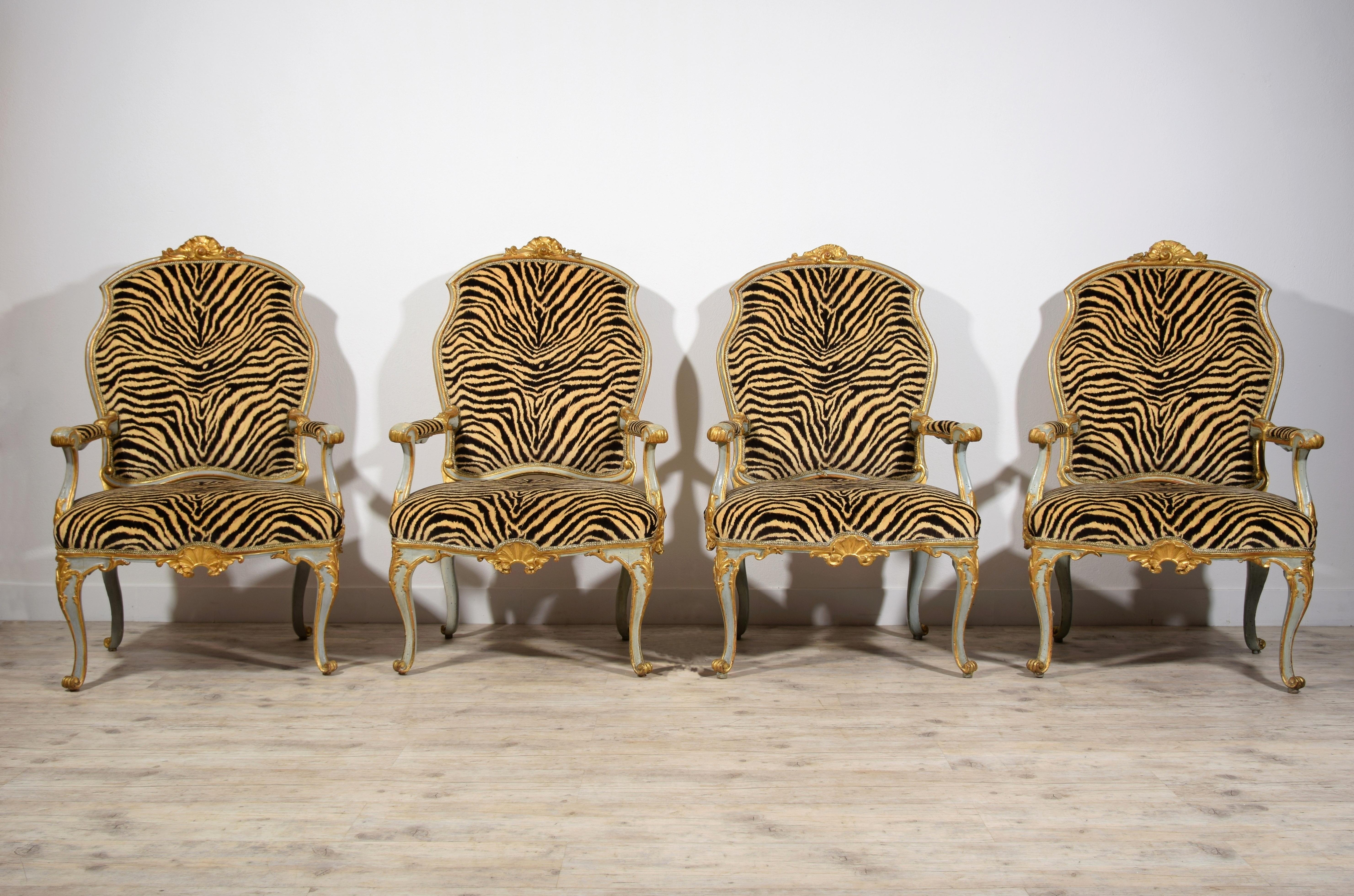 xVIIIe siècle, quatre grands fauteuils italiens en bois laqué et doré
Ces quatre fauteuils raffinés ont été fabriqués dans la première moitié du XVIIIe siècle en Italie centrale. La structure, avec un siège très large, est en bois doré et laqué