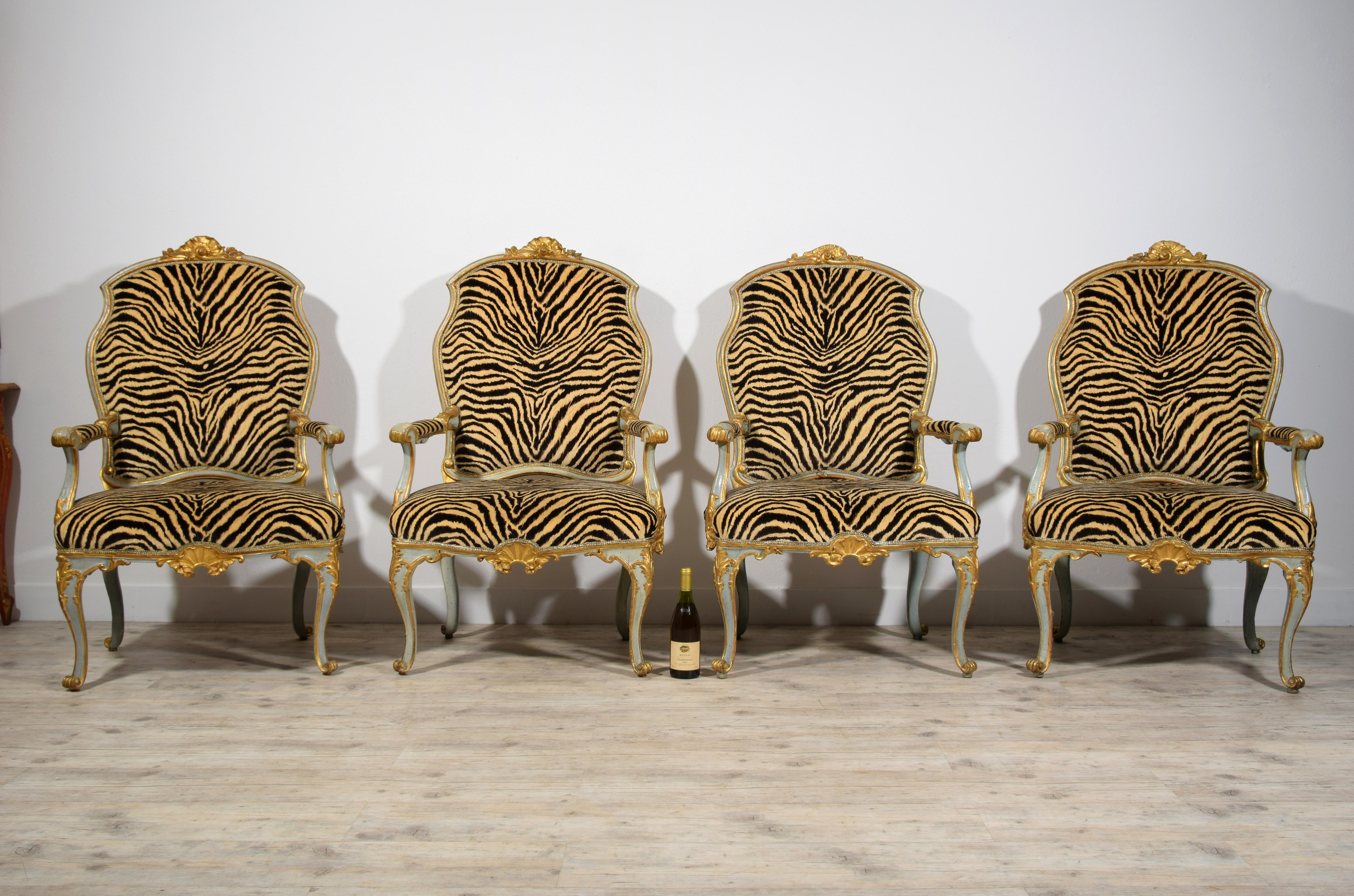 Rococo Quatre grands fauteuils italiens en bois laqué et doré du XVIIIe siècle en vente