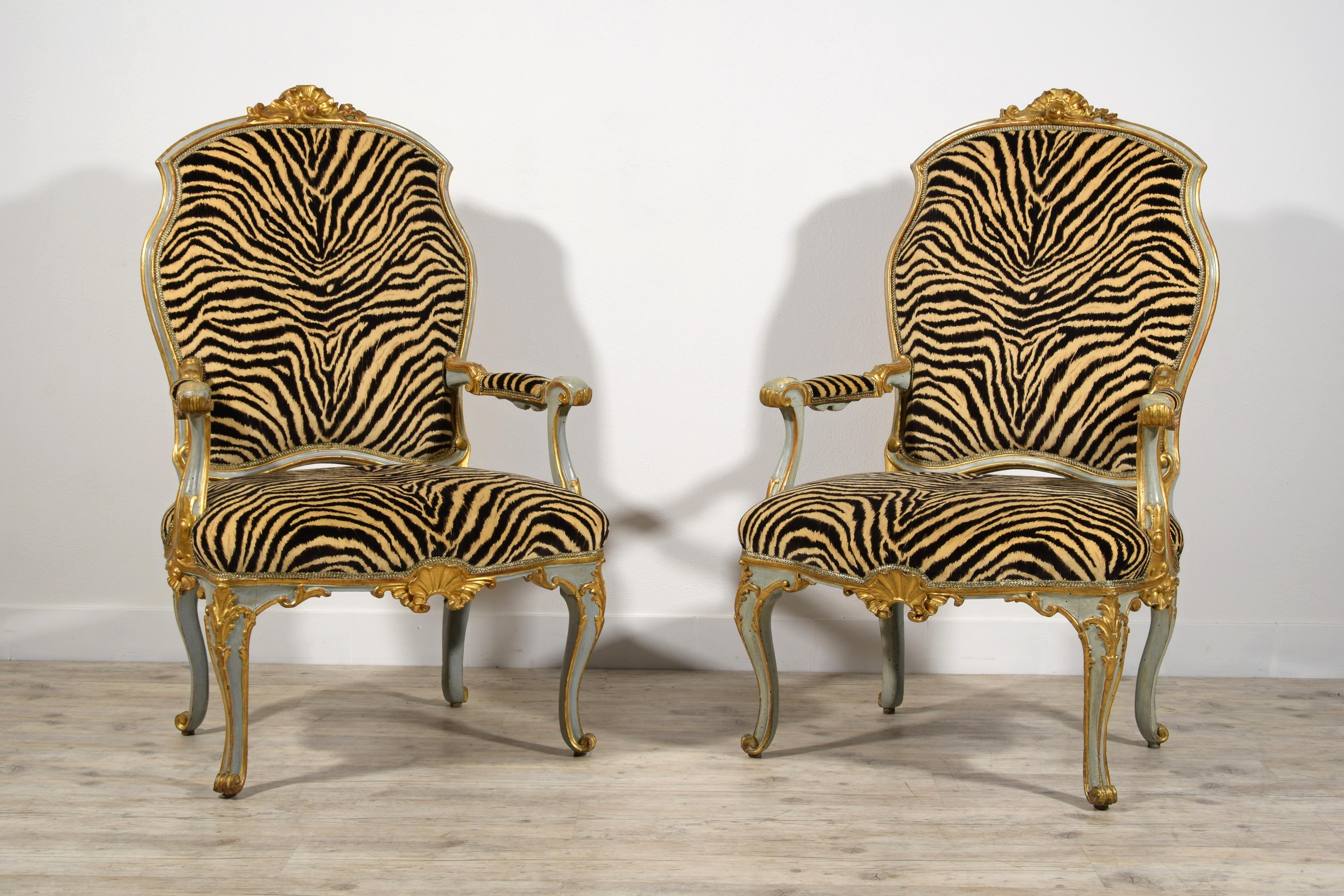 Sculpté à la main Quatre grands fauteuils italiens en bois laqué et doré du XVIIIe siècle en vente